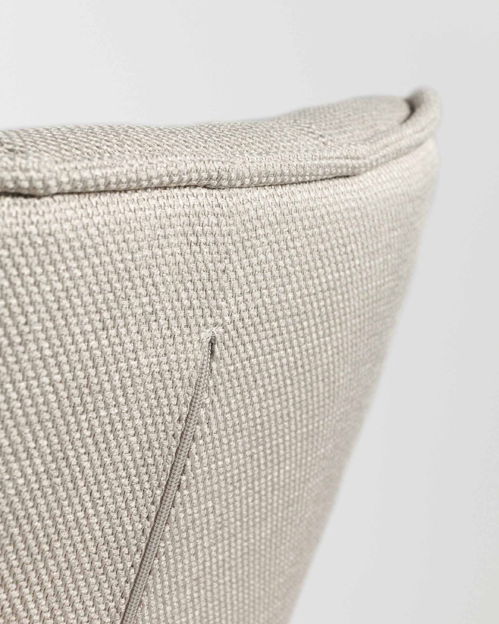 Fauteuil Dalia avec un revêtement perlé et des pieds en métal noir