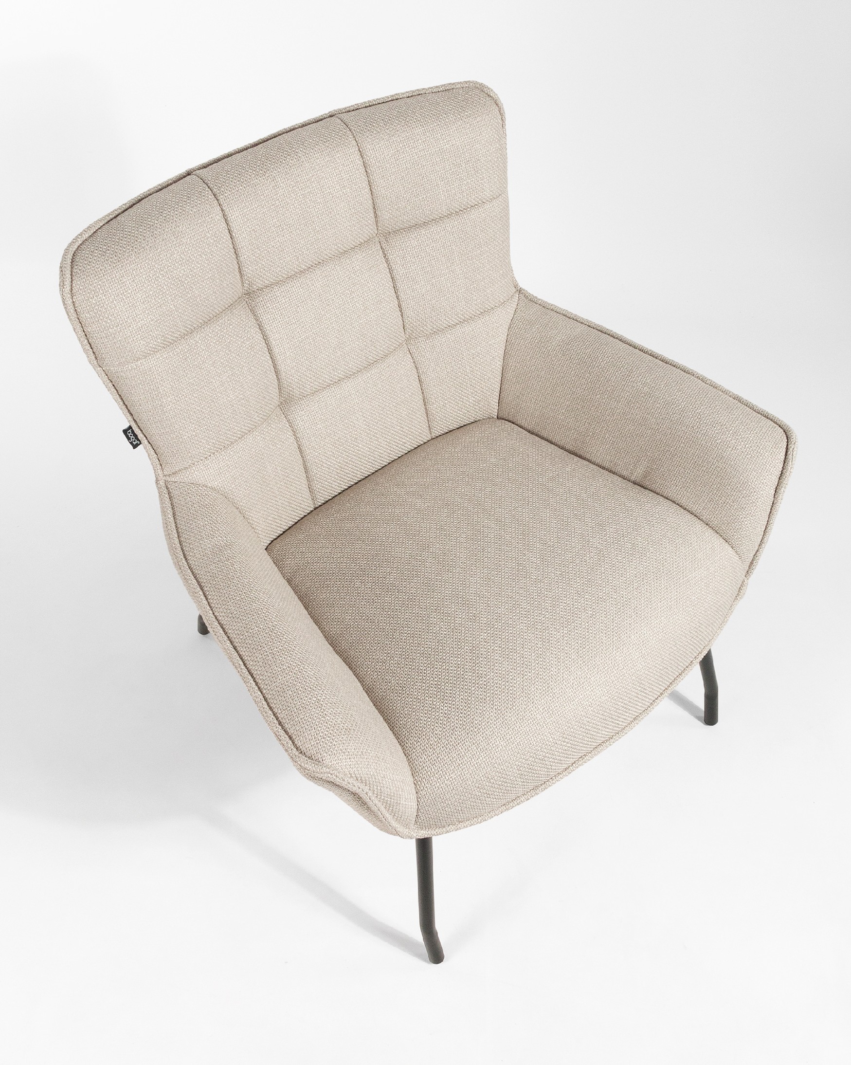 Fauteuil Dalia avec un revêtement perlé et des pieds en métal noir