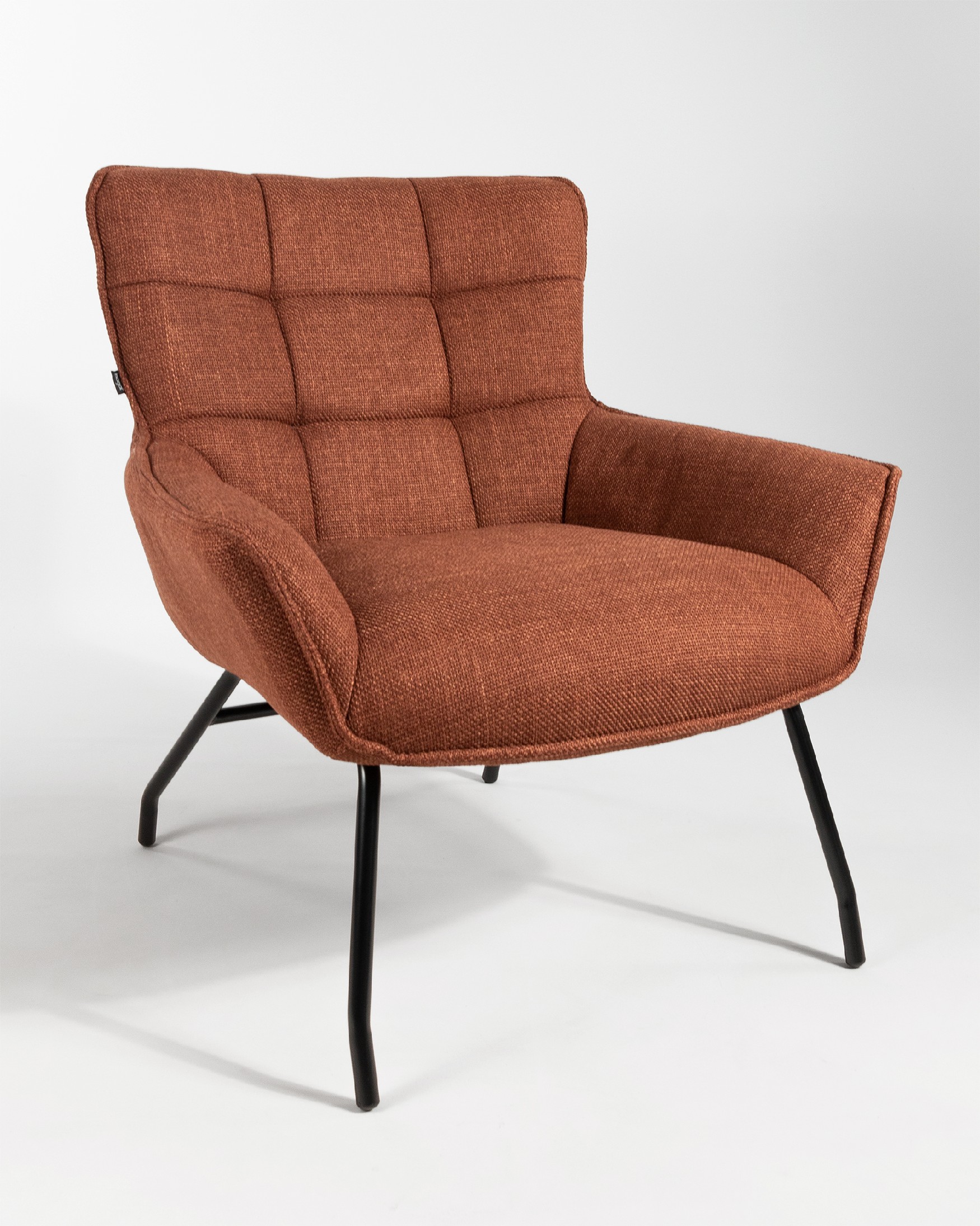 Fauteuil Dalia avec tapisserie terracotta et pieds en métal noir