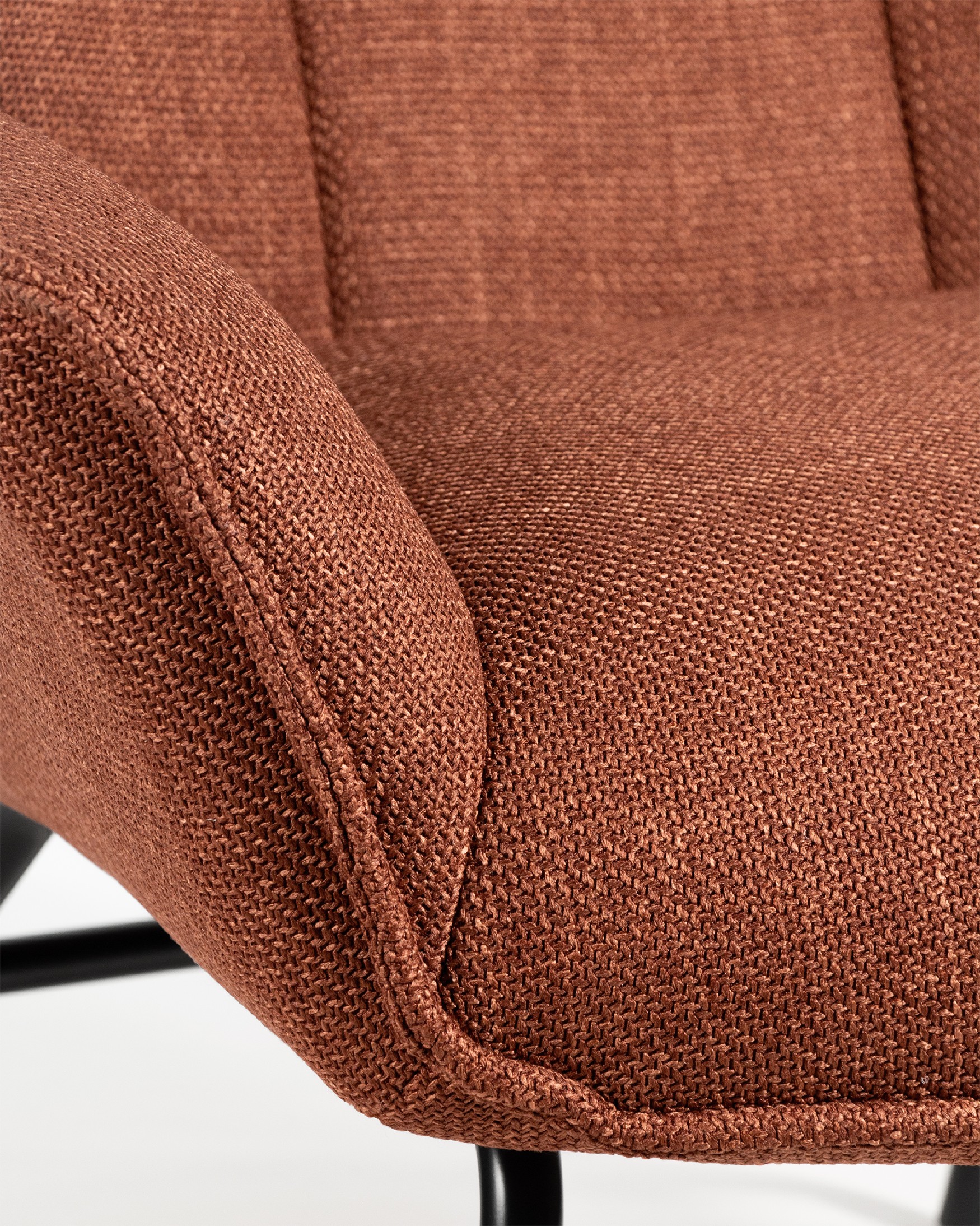 Fauteuil Dalia avec tapisserie terracotta et pieds en métal noir