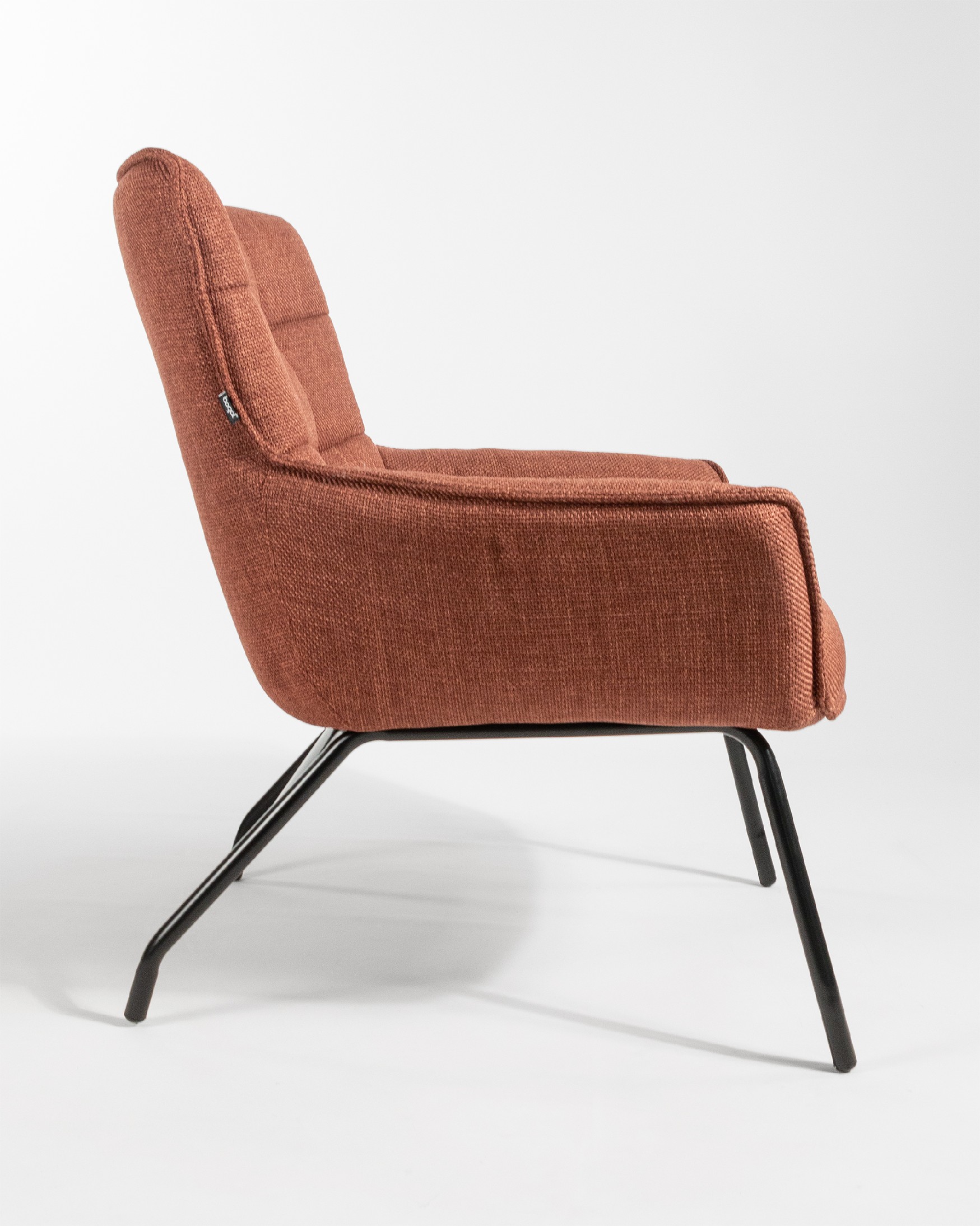 Fauteuil Dalia avec tapisserie terracotta et pieds en métal noir