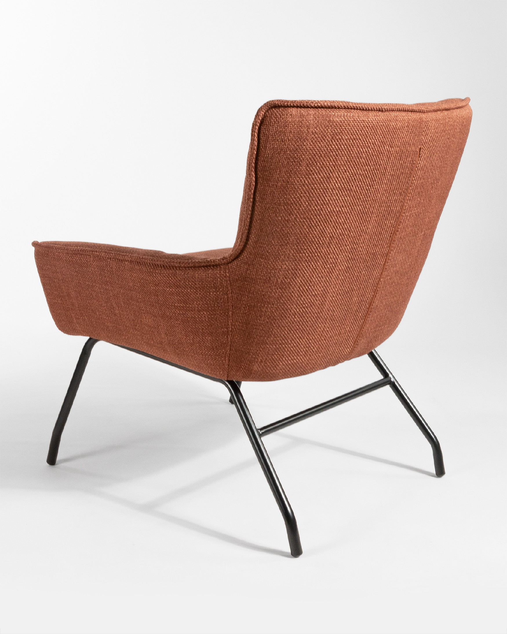 Fauteuil Dalia avec tapisserie terracotta et pieds en métal noir