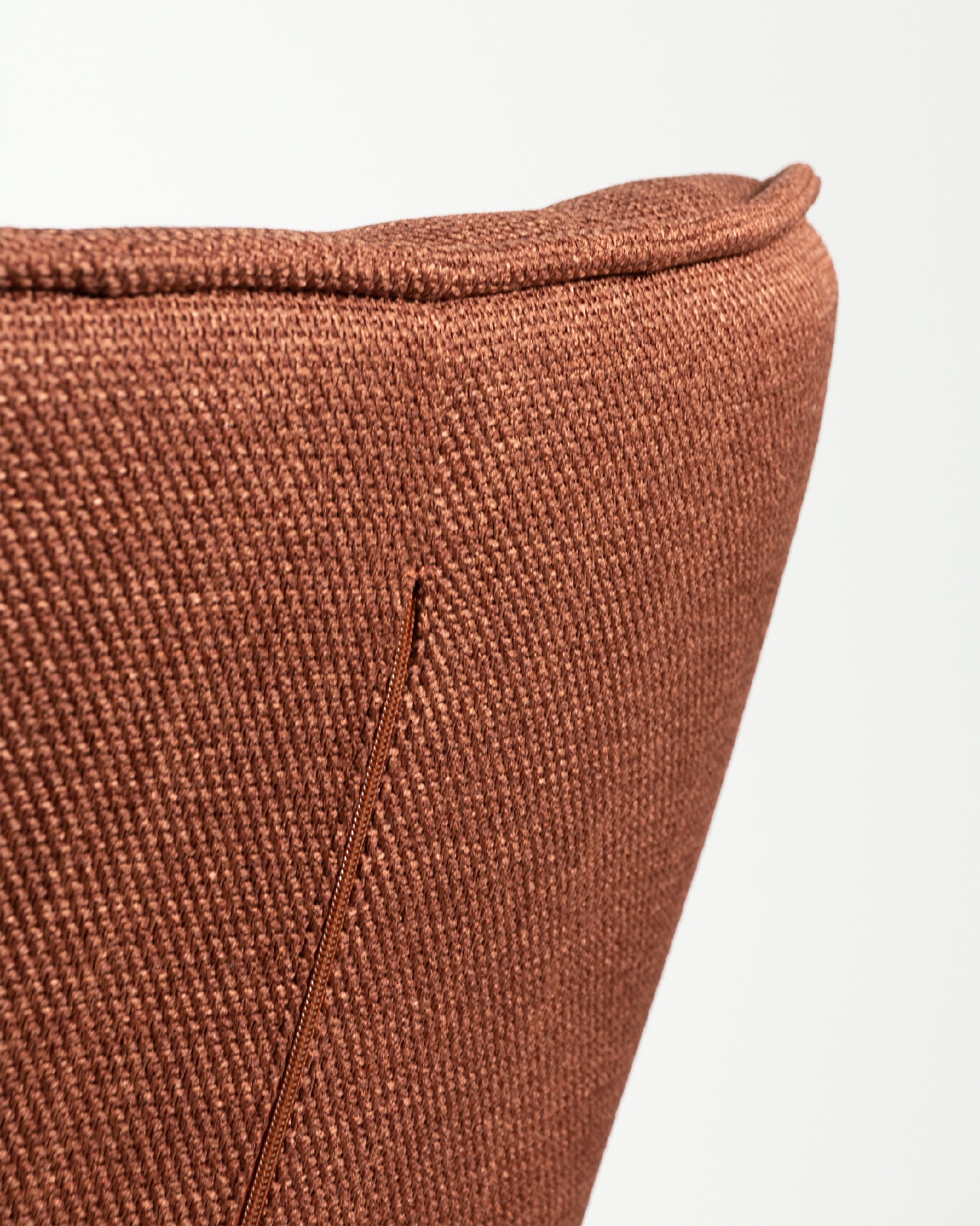 Fauteuil Dalia avec tapisserie terracotta et pieds en métal noir