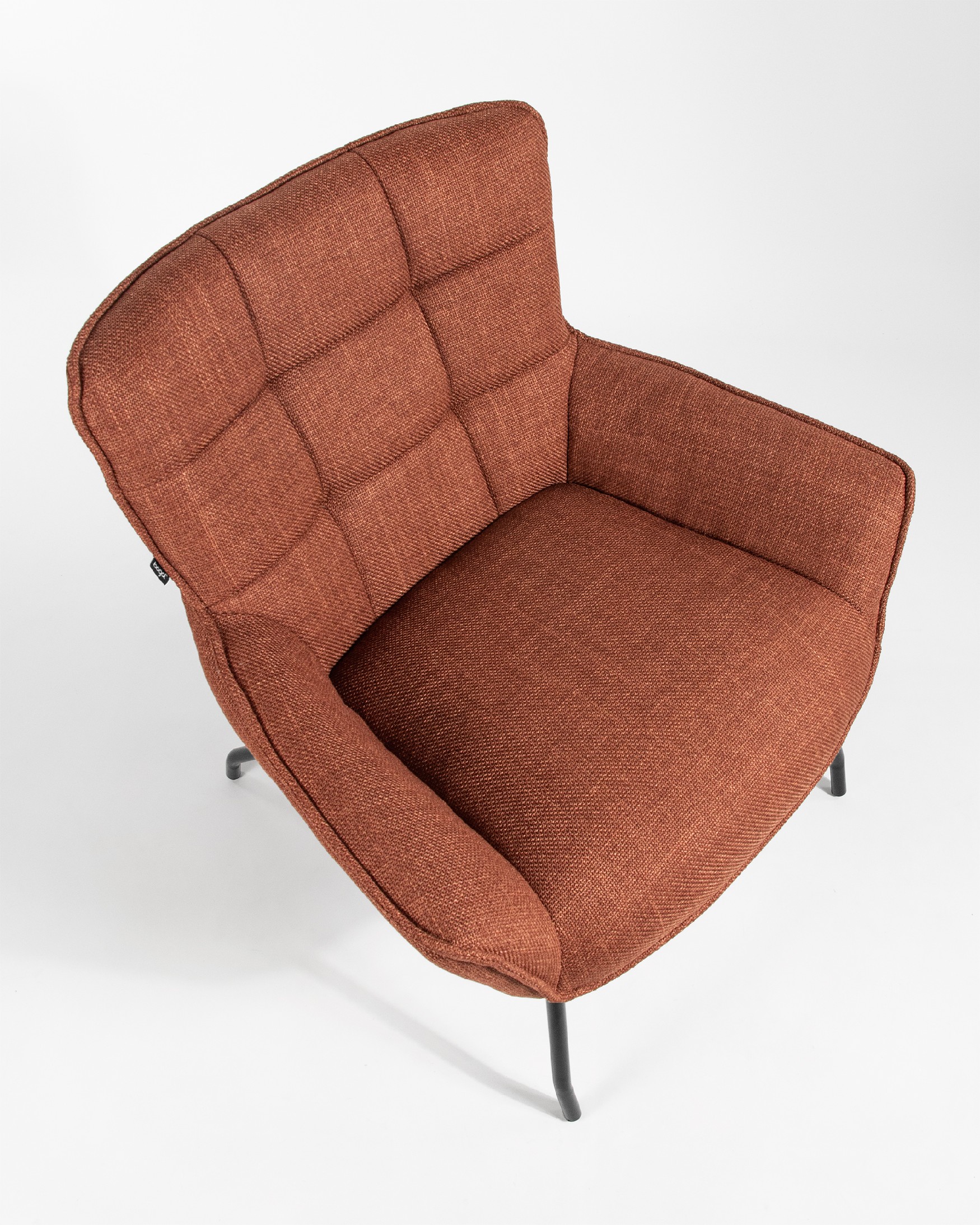 Fauteuil Dalia avec tapisserie terracotta et pieds en métal noir