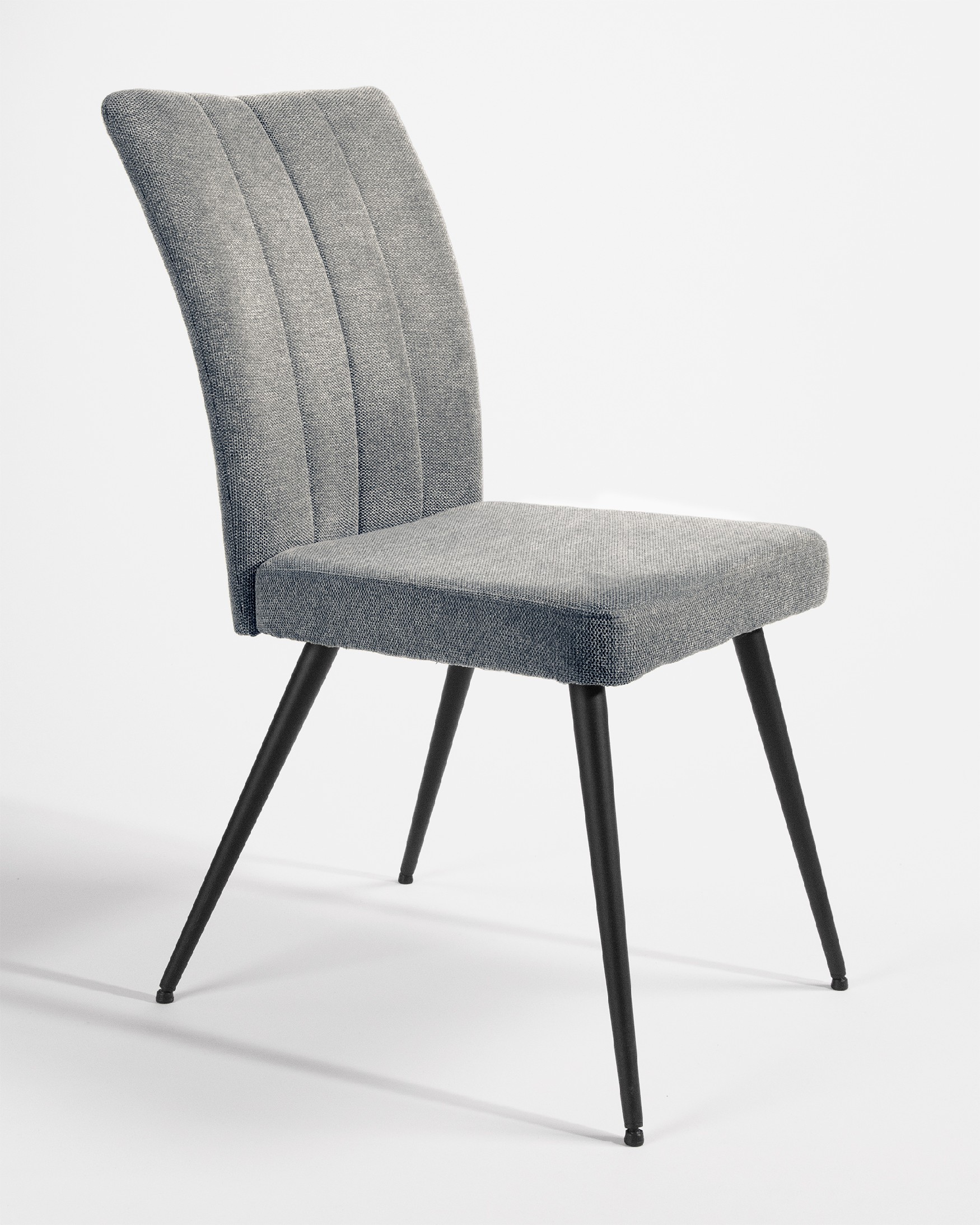 Silla Dallas con tapizado gris y patas metálicas negras
