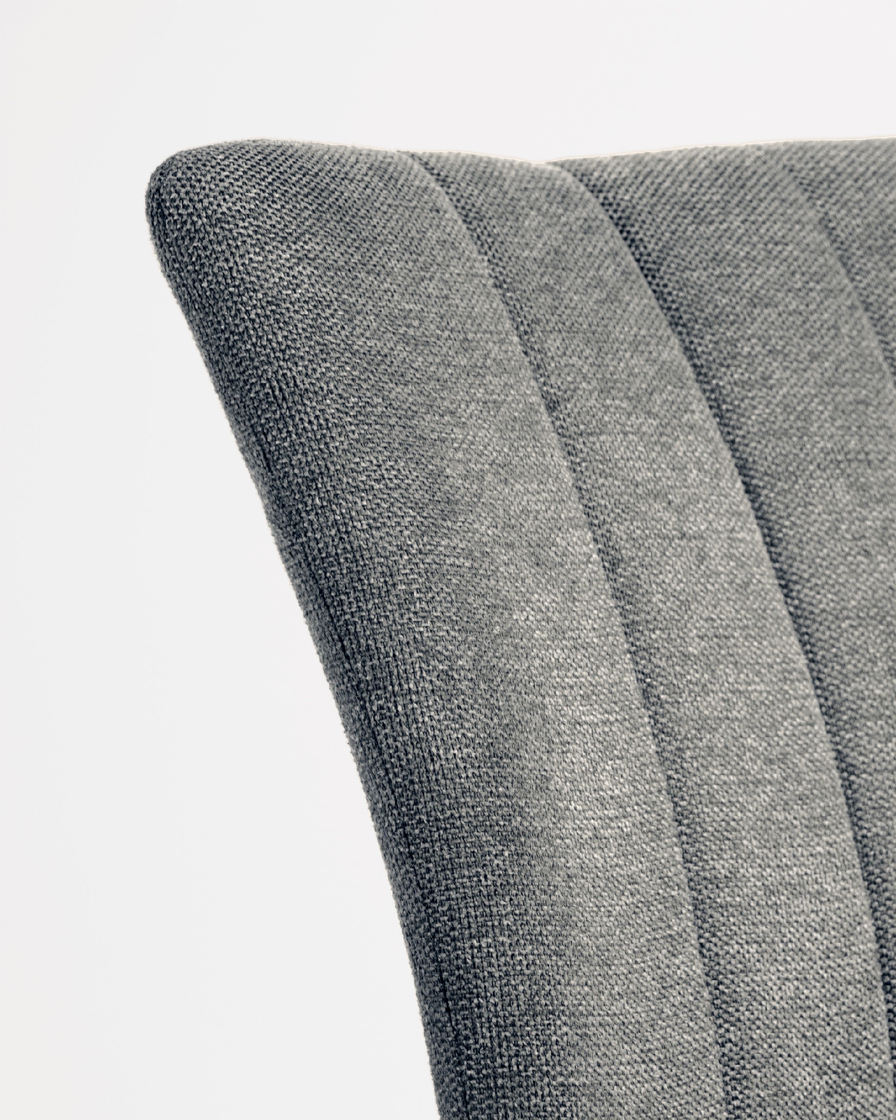Silla Dallas con tapizado gris y patas metálicas negras