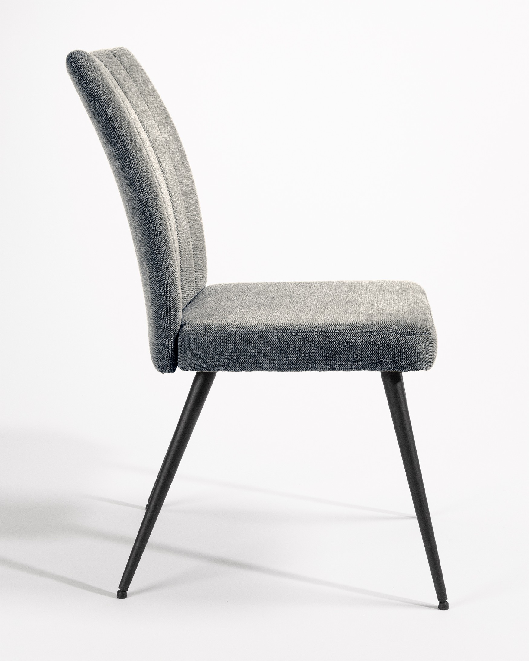 Silla Dallas con tapizado gris y patas metálicas negras