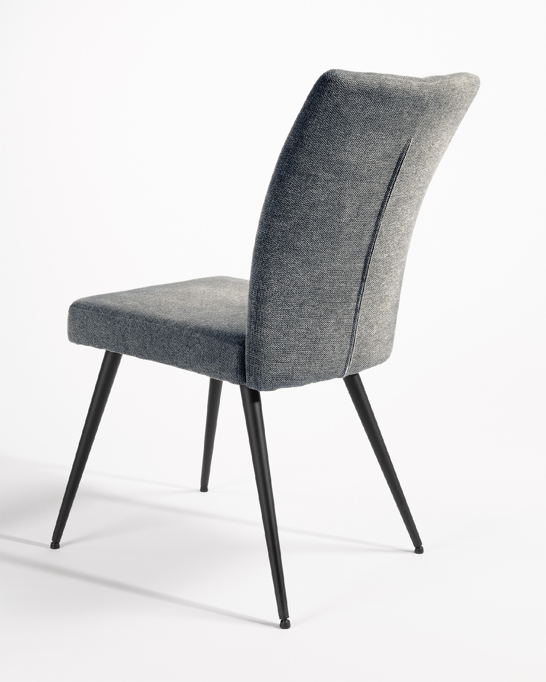 Silla Dallas con tapizado gris y patas metálicas negras