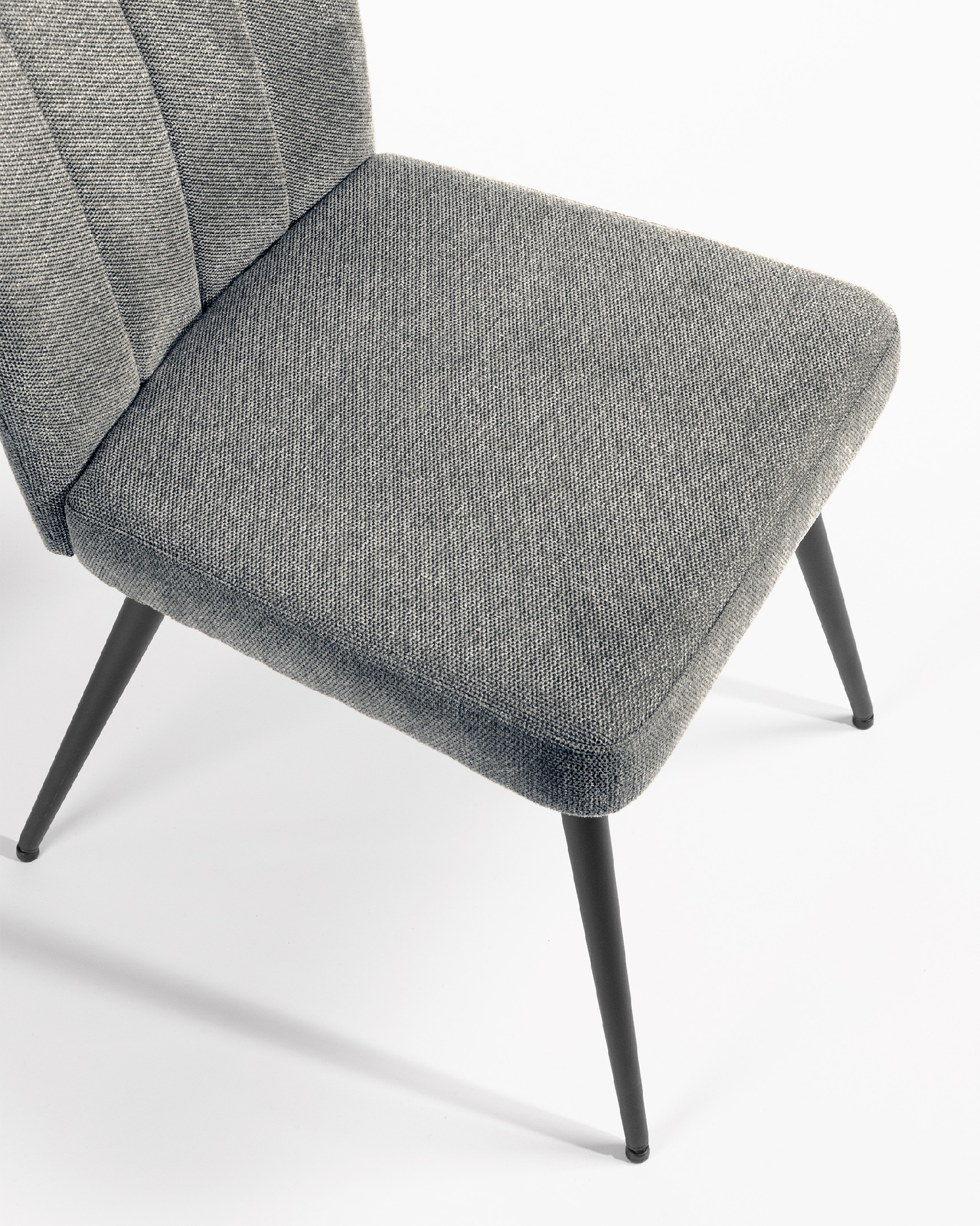 Silla Dallas con tapizado gris y patas metálicas negras