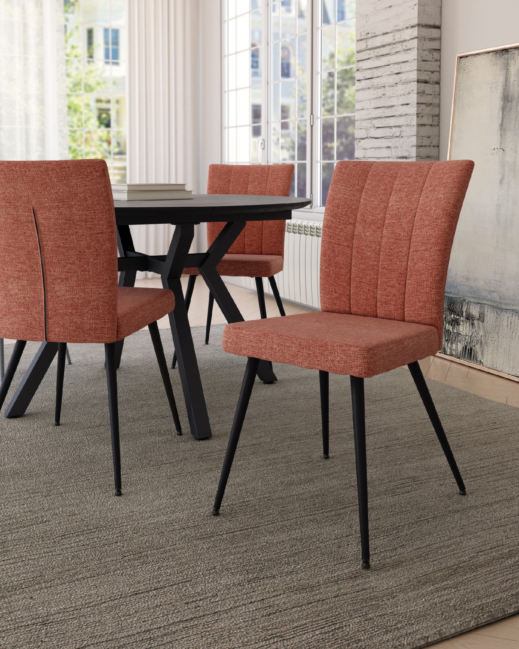 Chaise Dallas avec un revêtement saumon et des pieds métalliques noirs