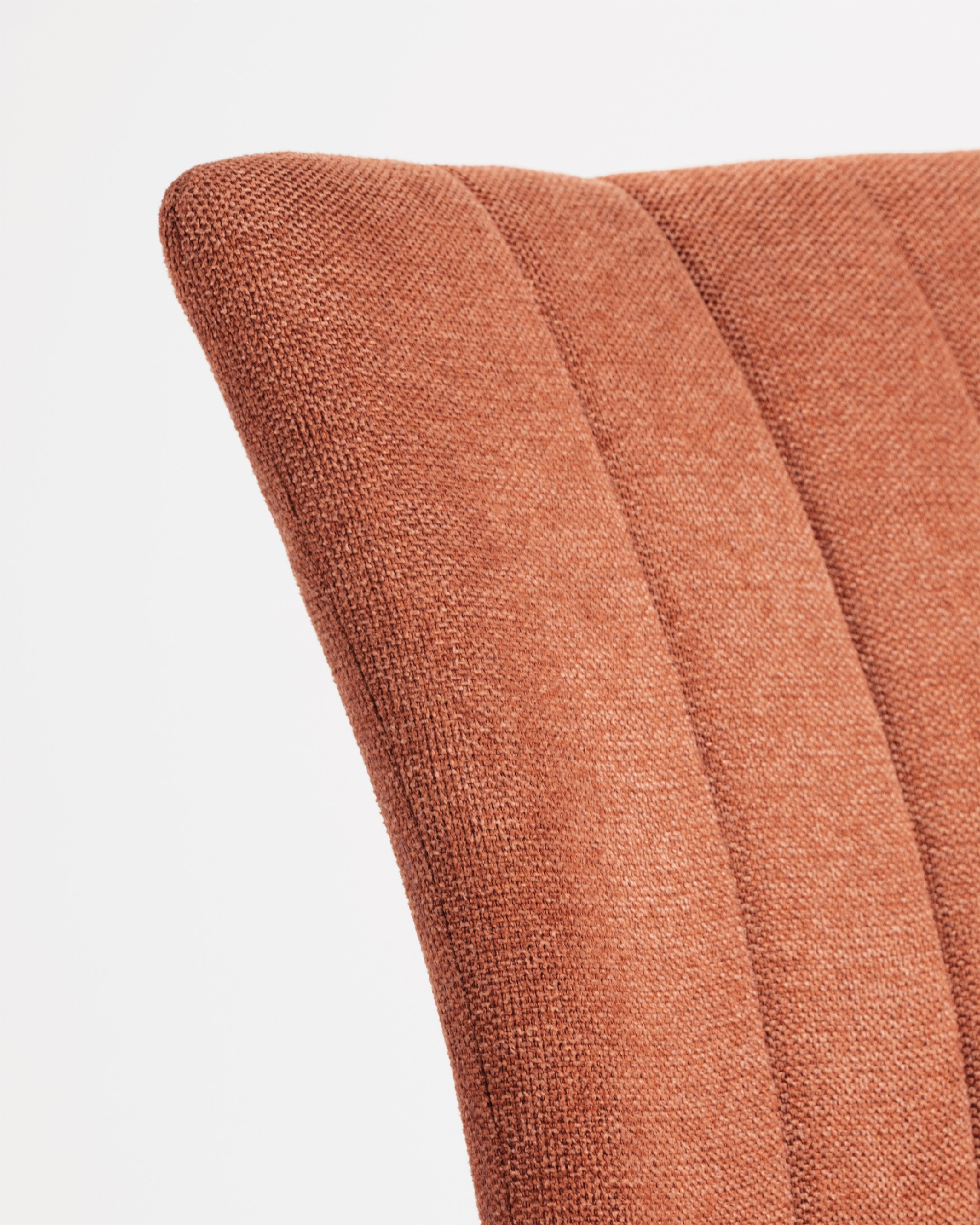 Chaise Dallas avec un revêtement saumon et des pieds métalliques noirs