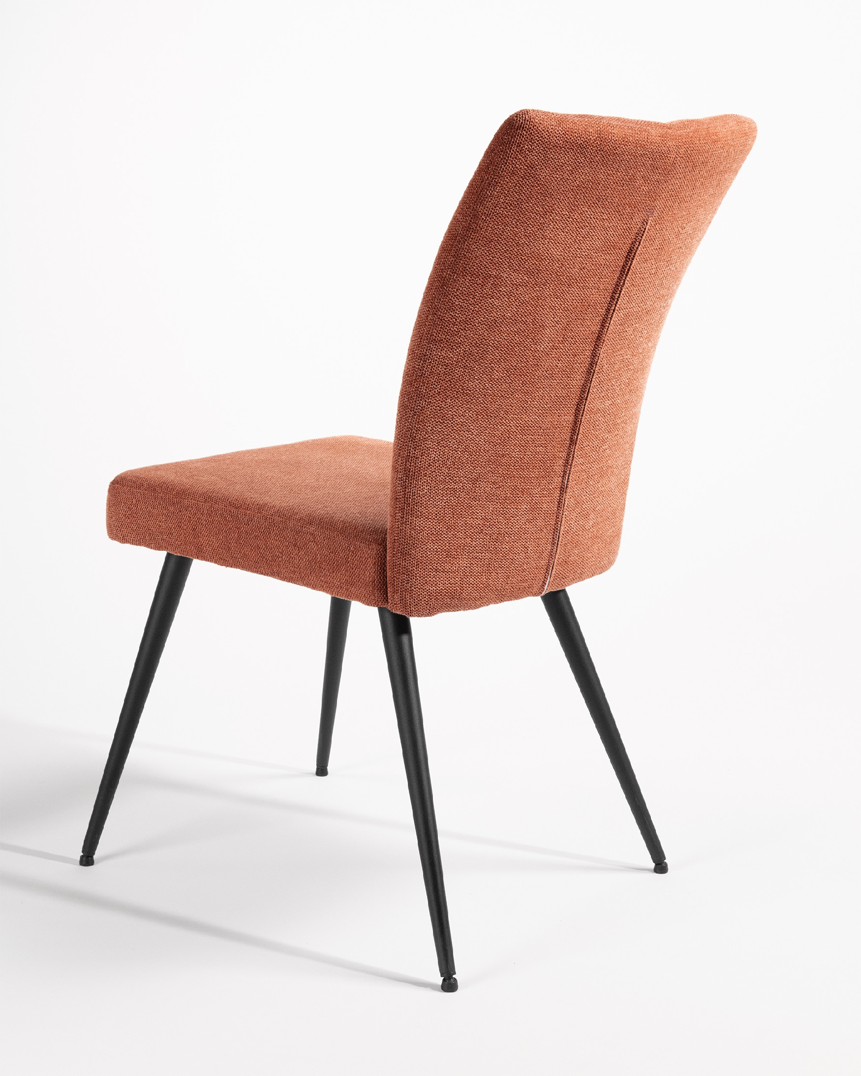 Chaise Dallas avec un revêtement saumon et des pieds métalliques noirs