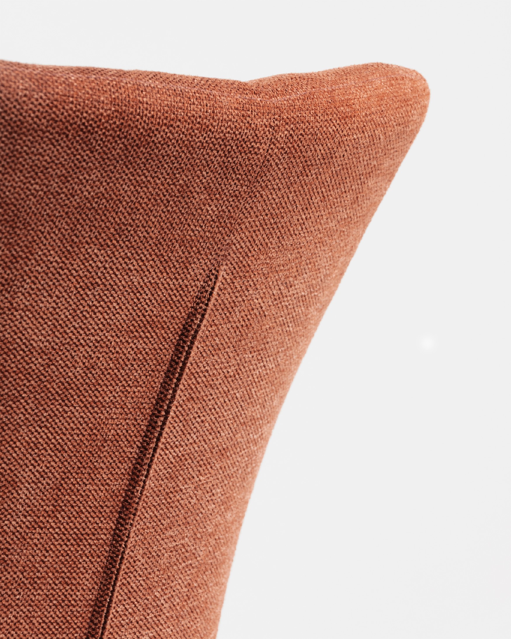 Chaise Dallas avec un revêtement saumon et des pieds métalliques noirs