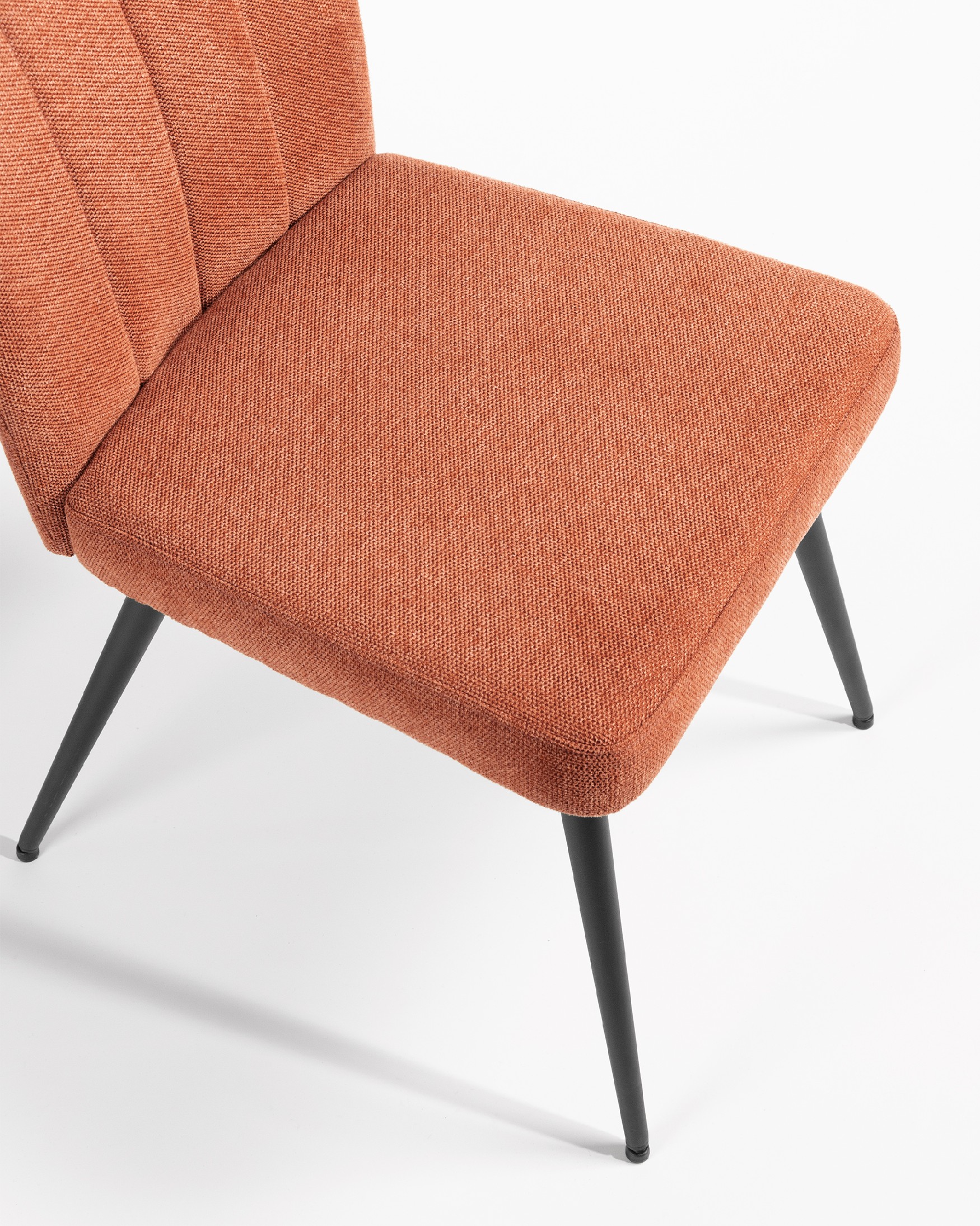 Chaise Dallas avec un revêtement saumon et des pieds métalliques noirs
