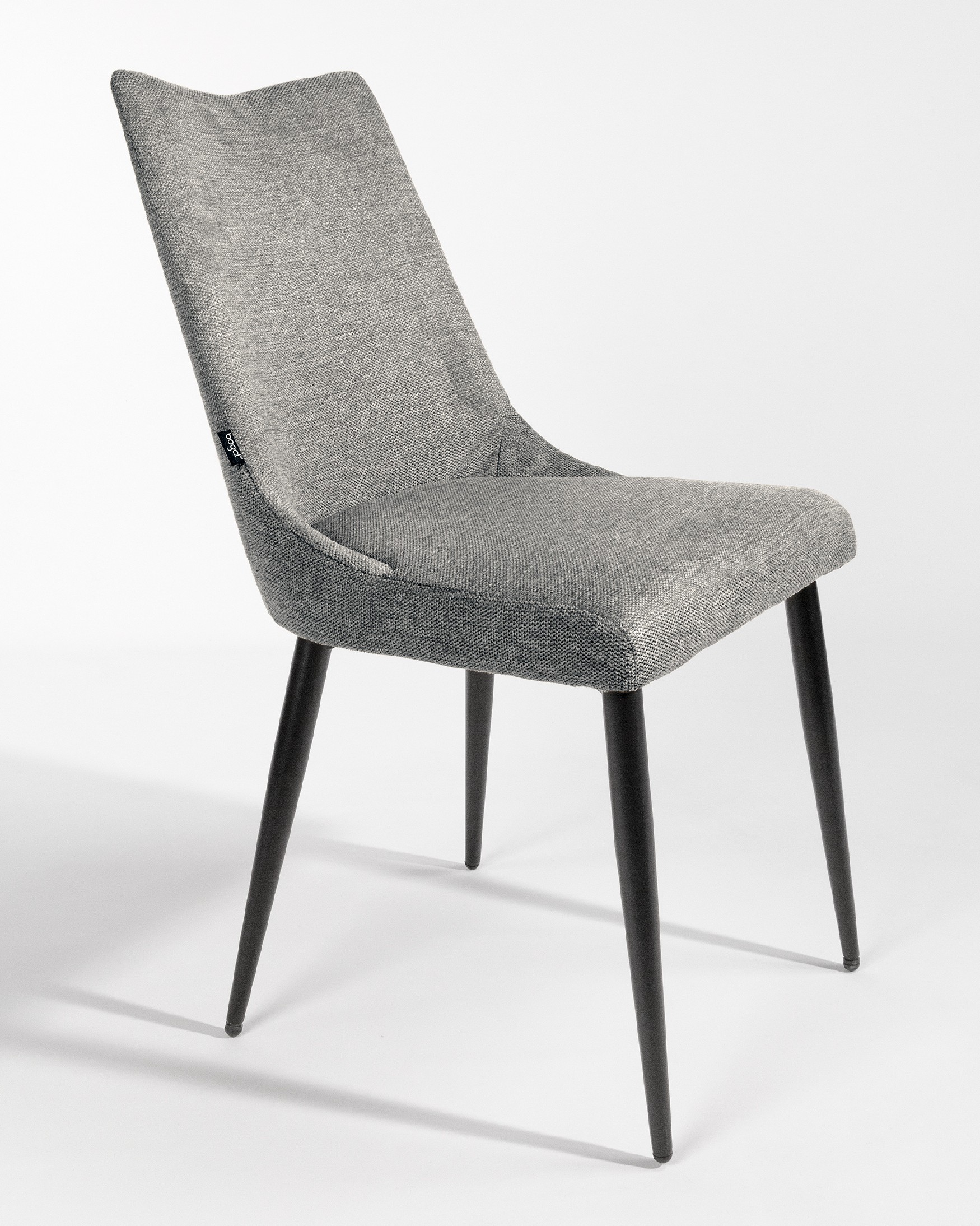 Chaise Denver avec un revêtement gris et des pieds métalliques noirs