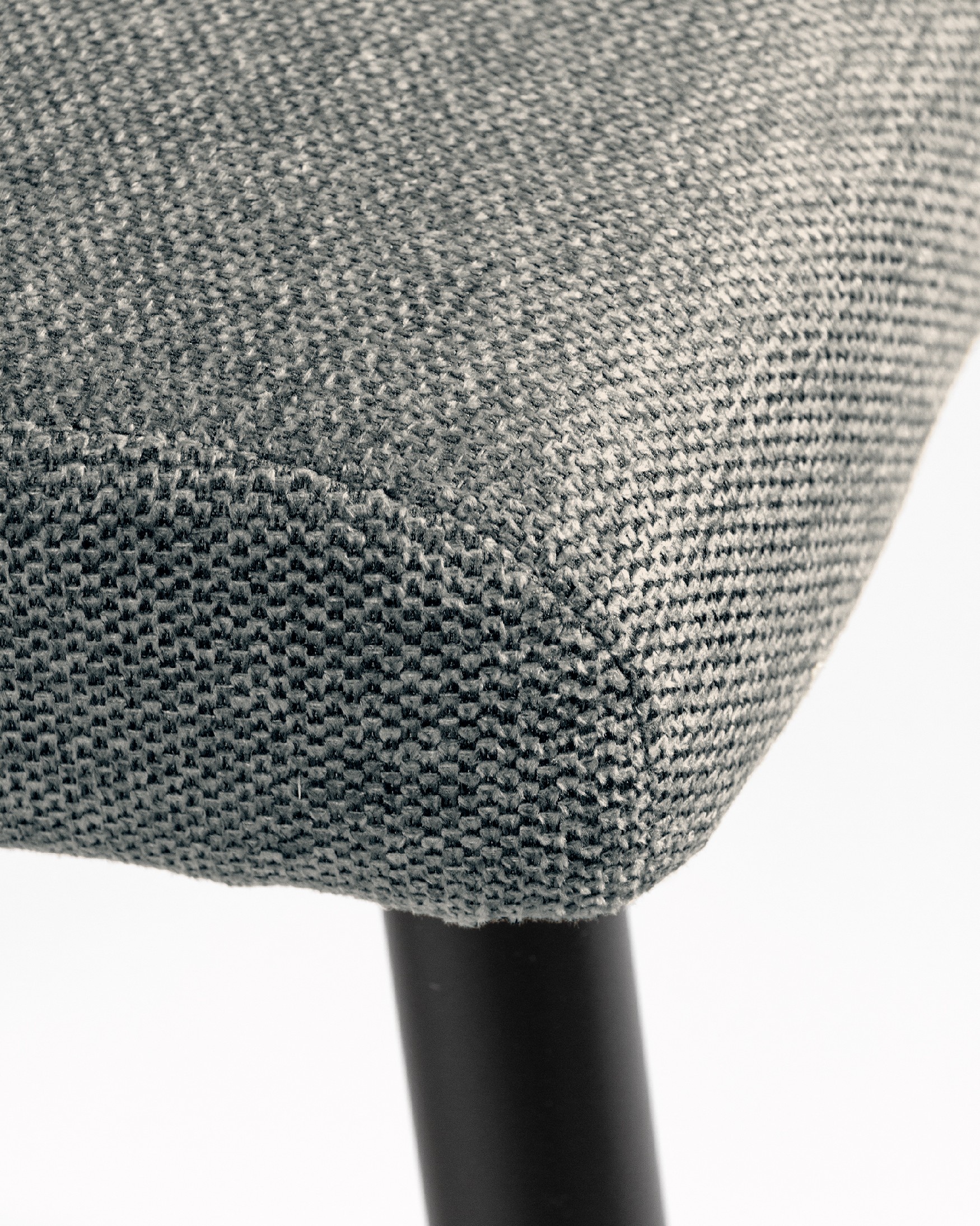 Chaise Denver avec un revêtement gris et des pieds métalliques noirs