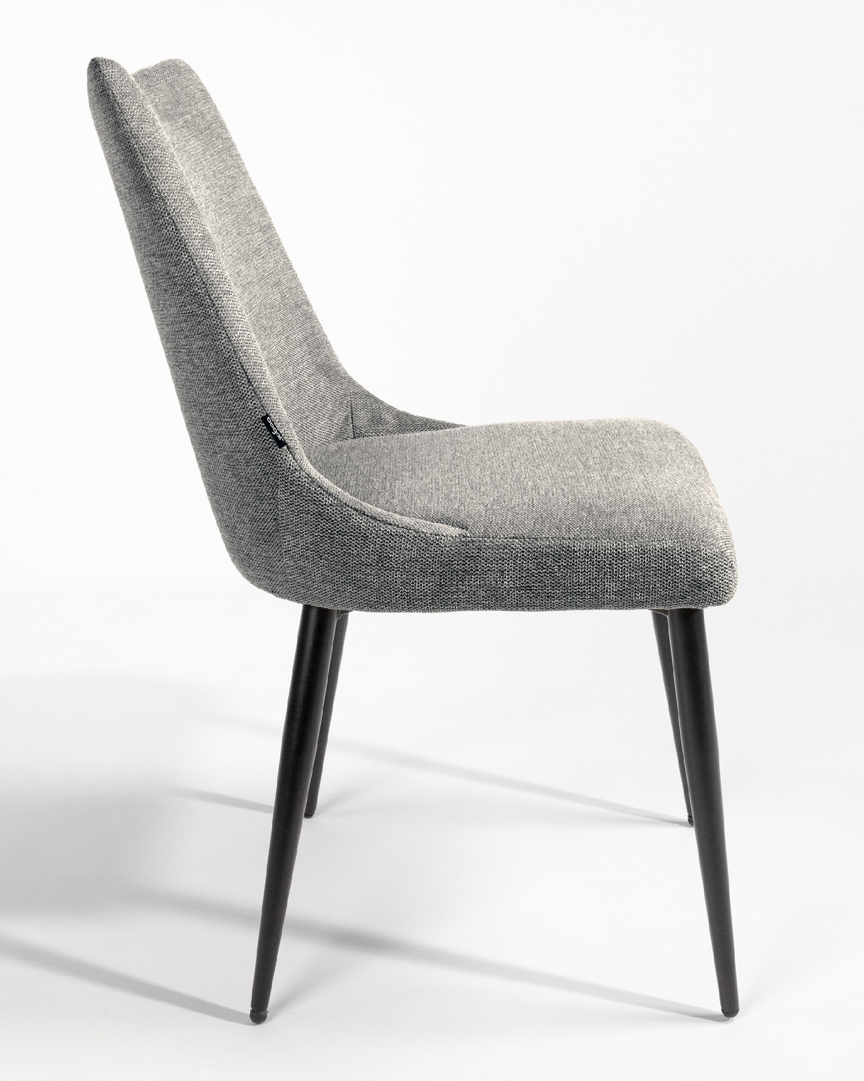 Chaise Denver avec un revêtement gris et des pieds métalliques noirs