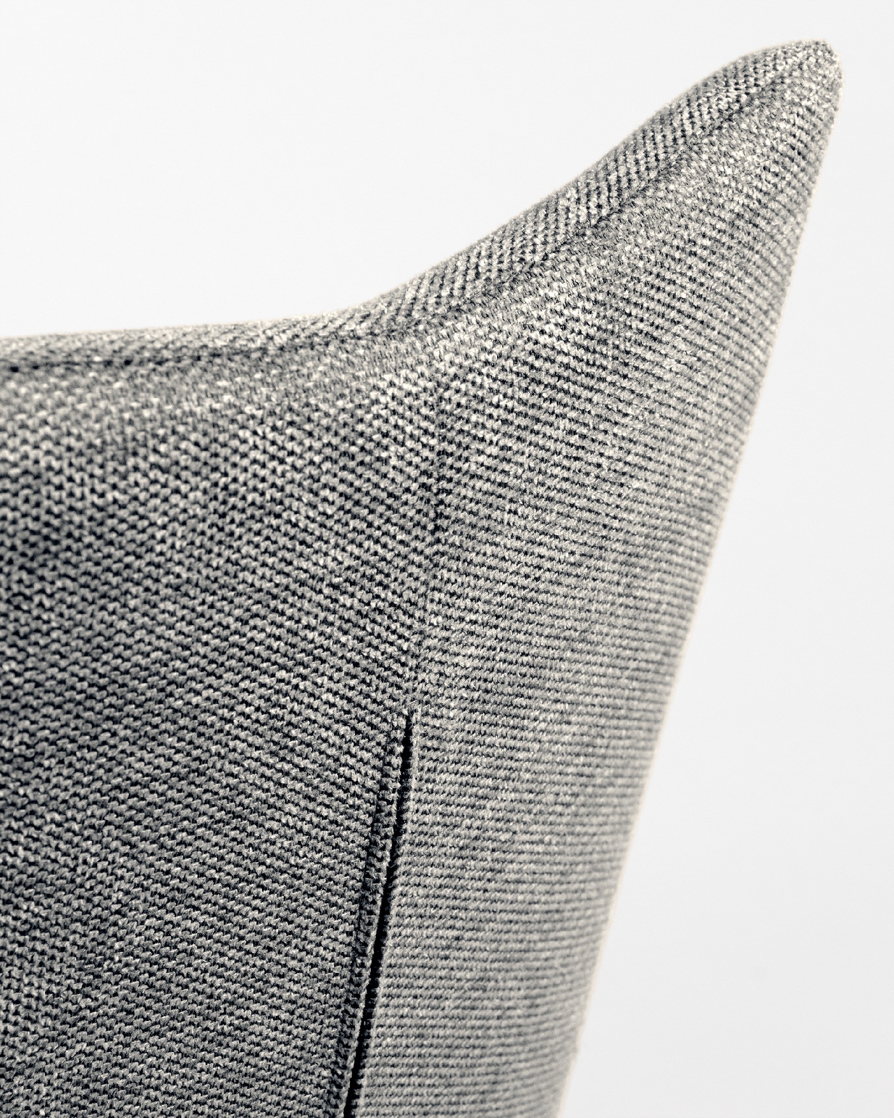 Chaise Denver avec un revêtement gris et des pieds métalliques noirs