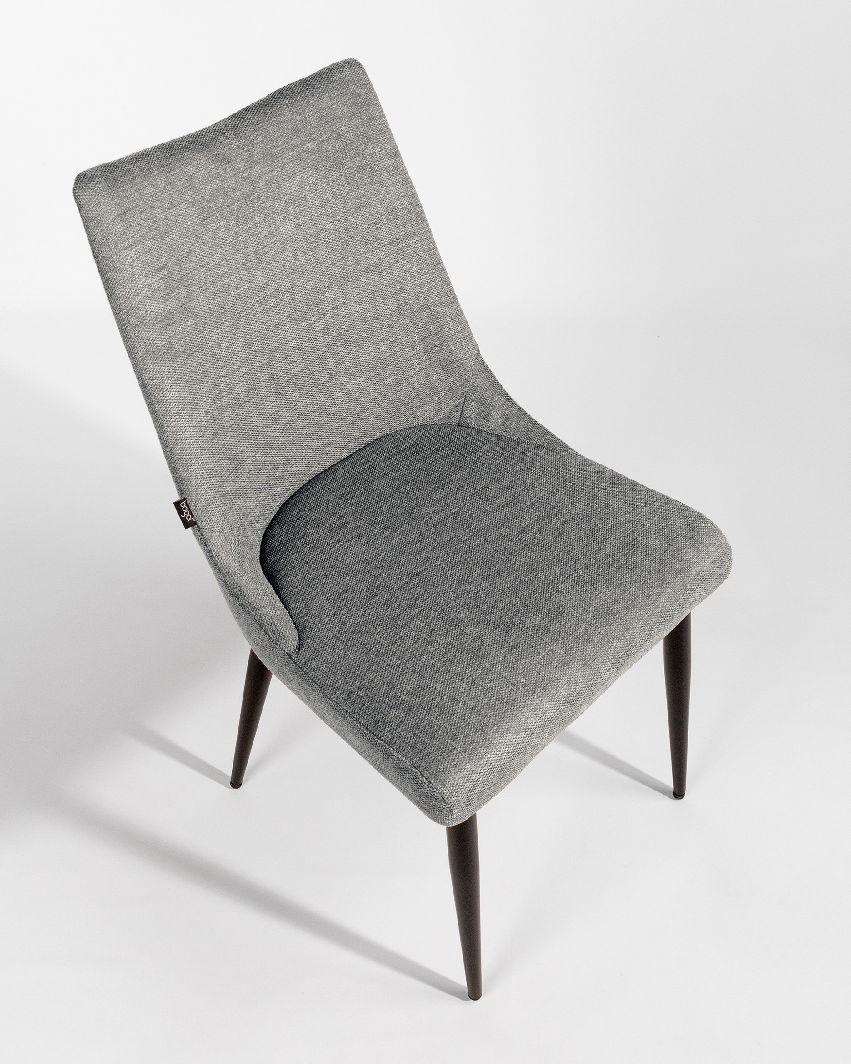 Chaise Denver avec un revêtement gris et des pieds métalliques noirs