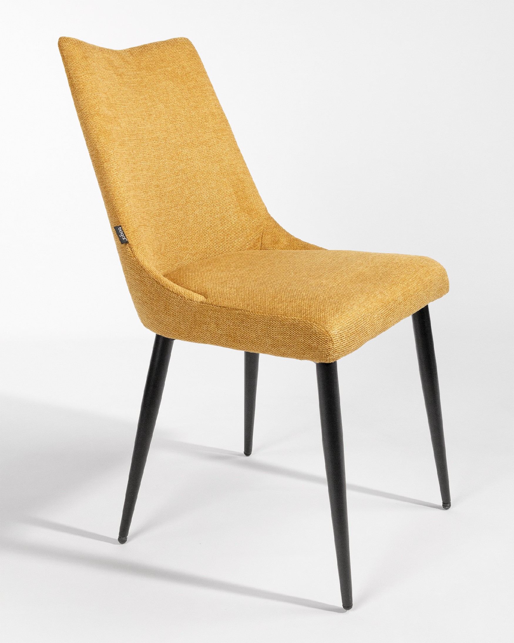 Ensemble de 4 chaises Denver avec un revêtement moutarde et des pieds en métal noir