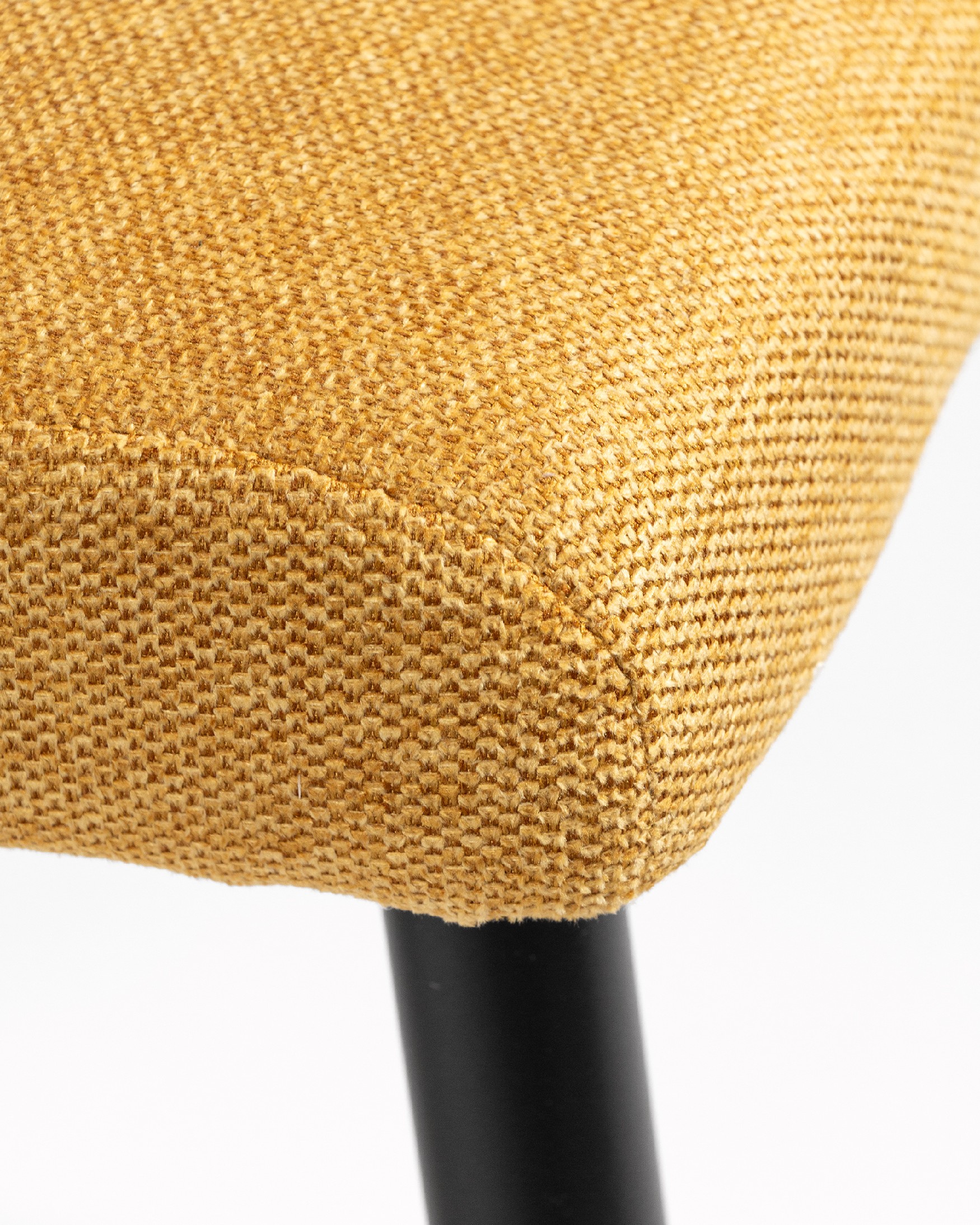 Ensemble de 4 chaises Denver avec un revêtement moutarde et des pieds en métal noir
