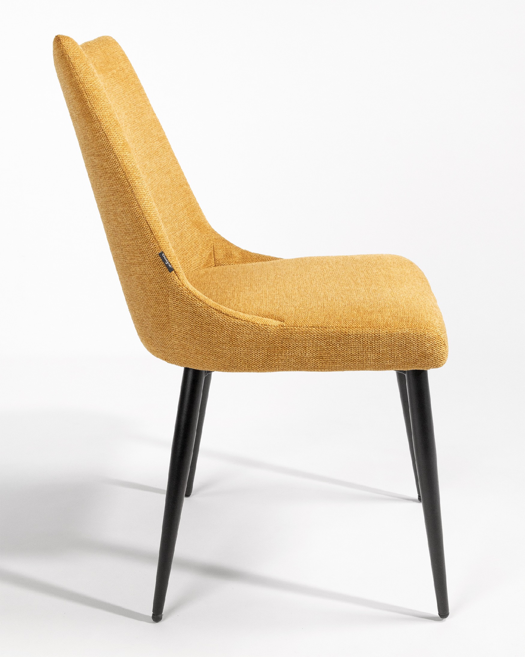 Ensemble de 4 chaises Denver avec un revêtement moutarde et des pieds en métal noir