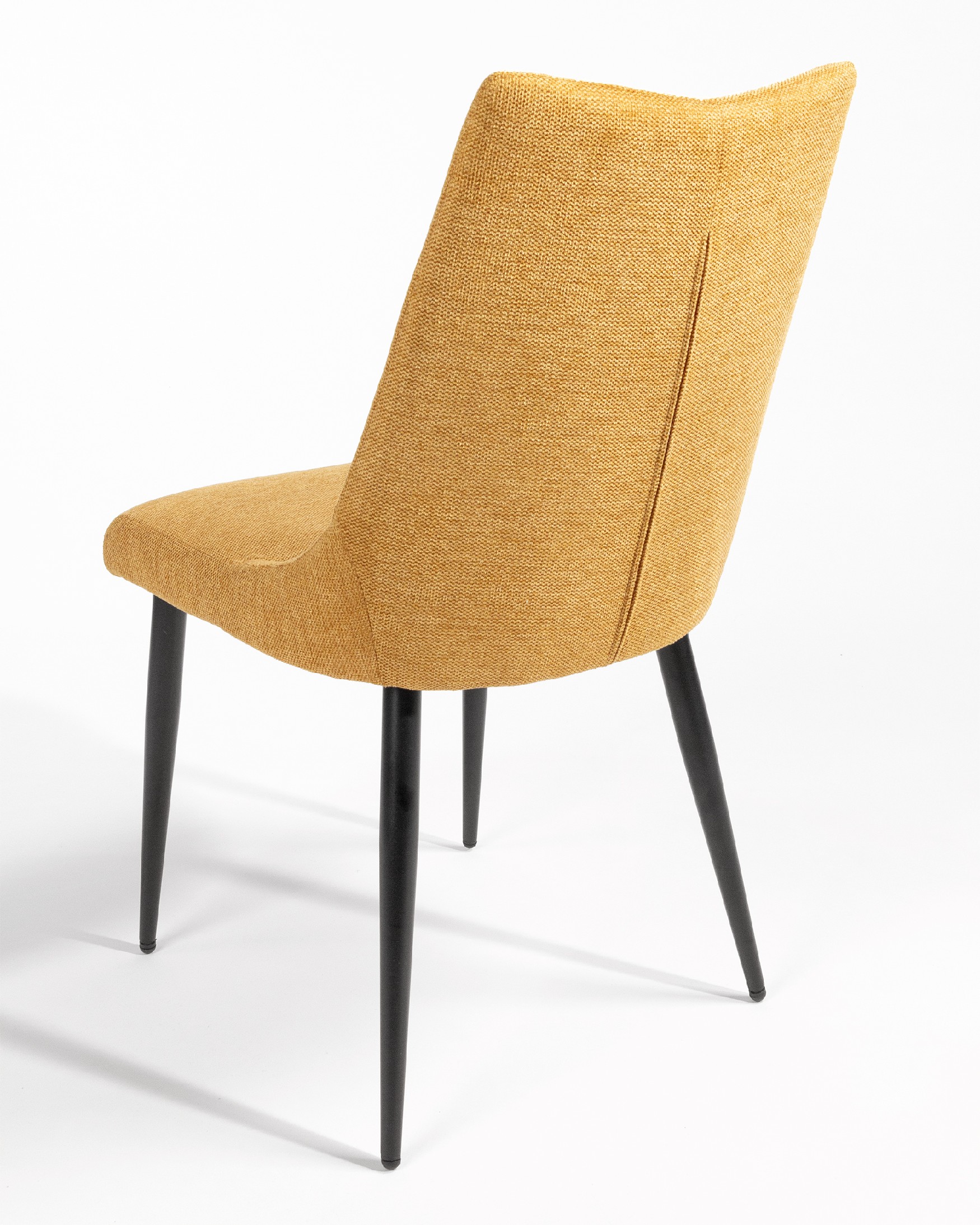 Ensemble de 4 chaises Denver avec un revêtement moutarde et des pieds en métal noir