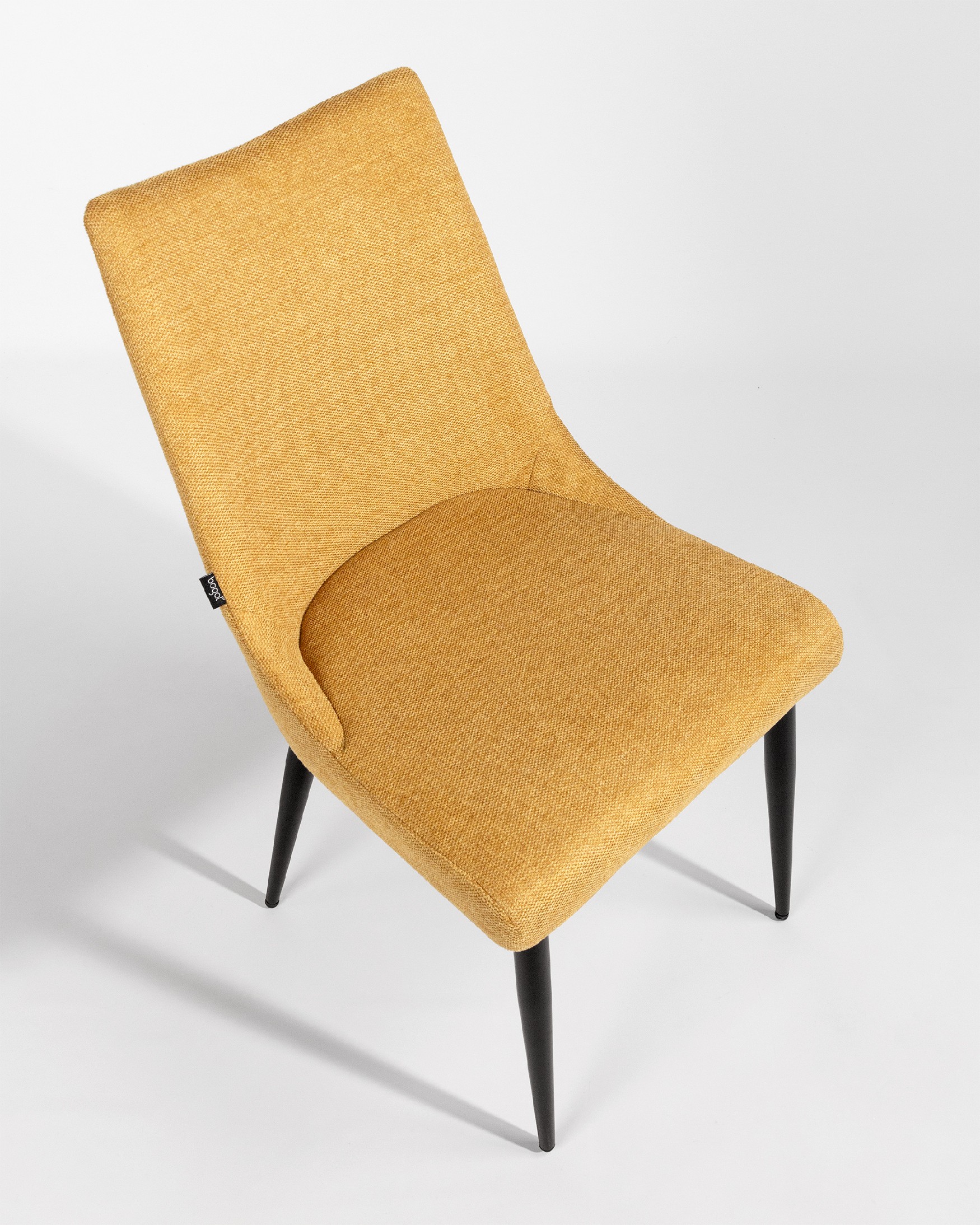 Ensemble de 4 chaises Denver avec un revêtement moutarde et des pieds en métal noir