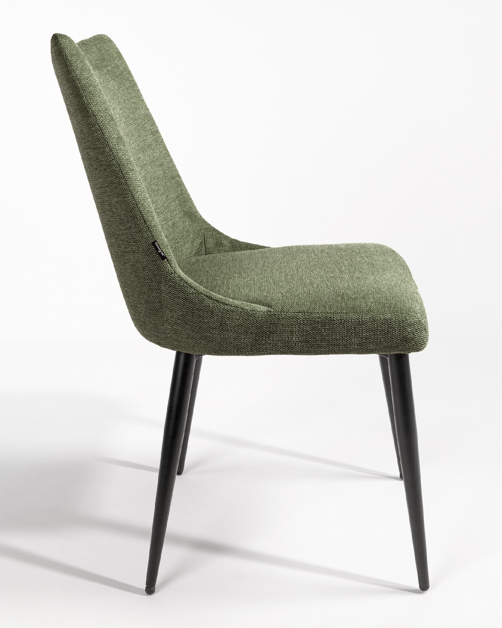 Chaise Denver avec rembourrage vert et pieds métalliques noirs