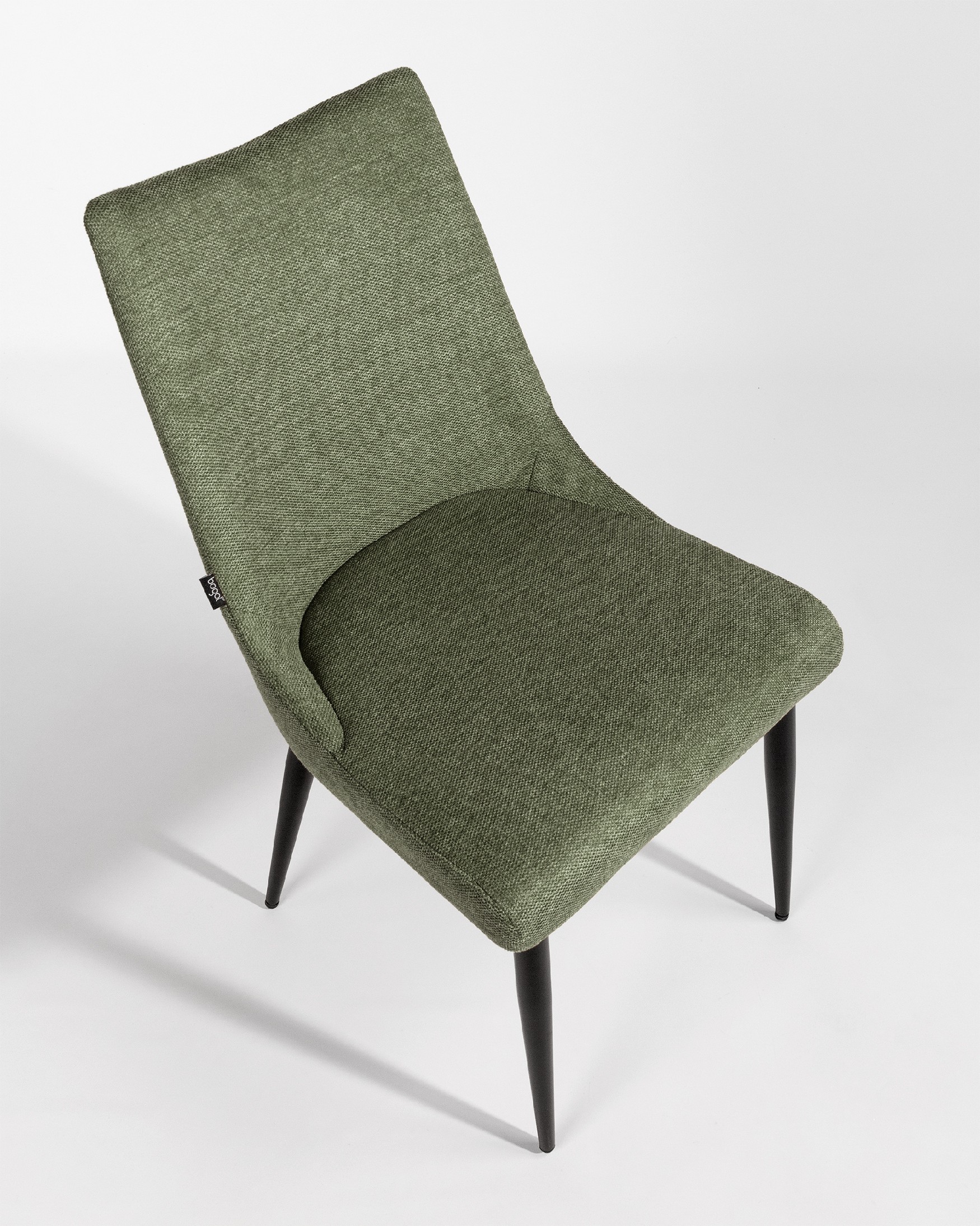 Chaise Denver avec rembourrage vert et pieds métalliques noirs
