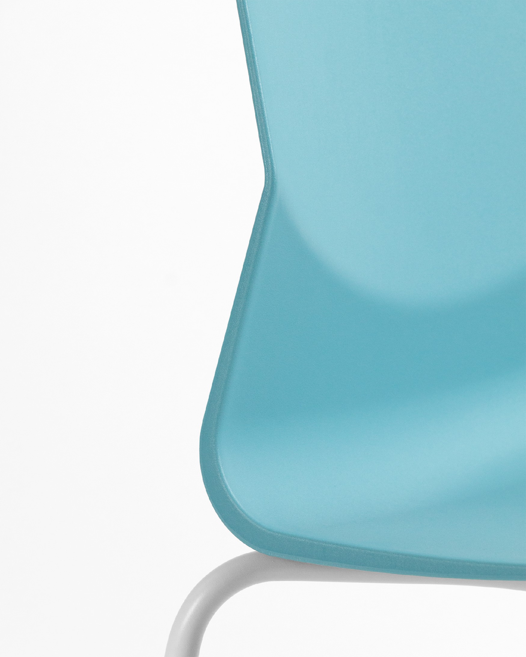 Silla Derby de polipropileno azul y patas metálicas blancas