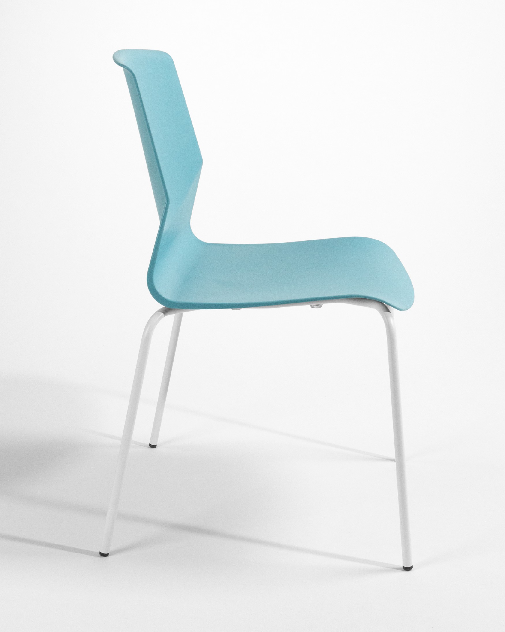 Silla Derby de polipropileno azul y patas metálicas blancas