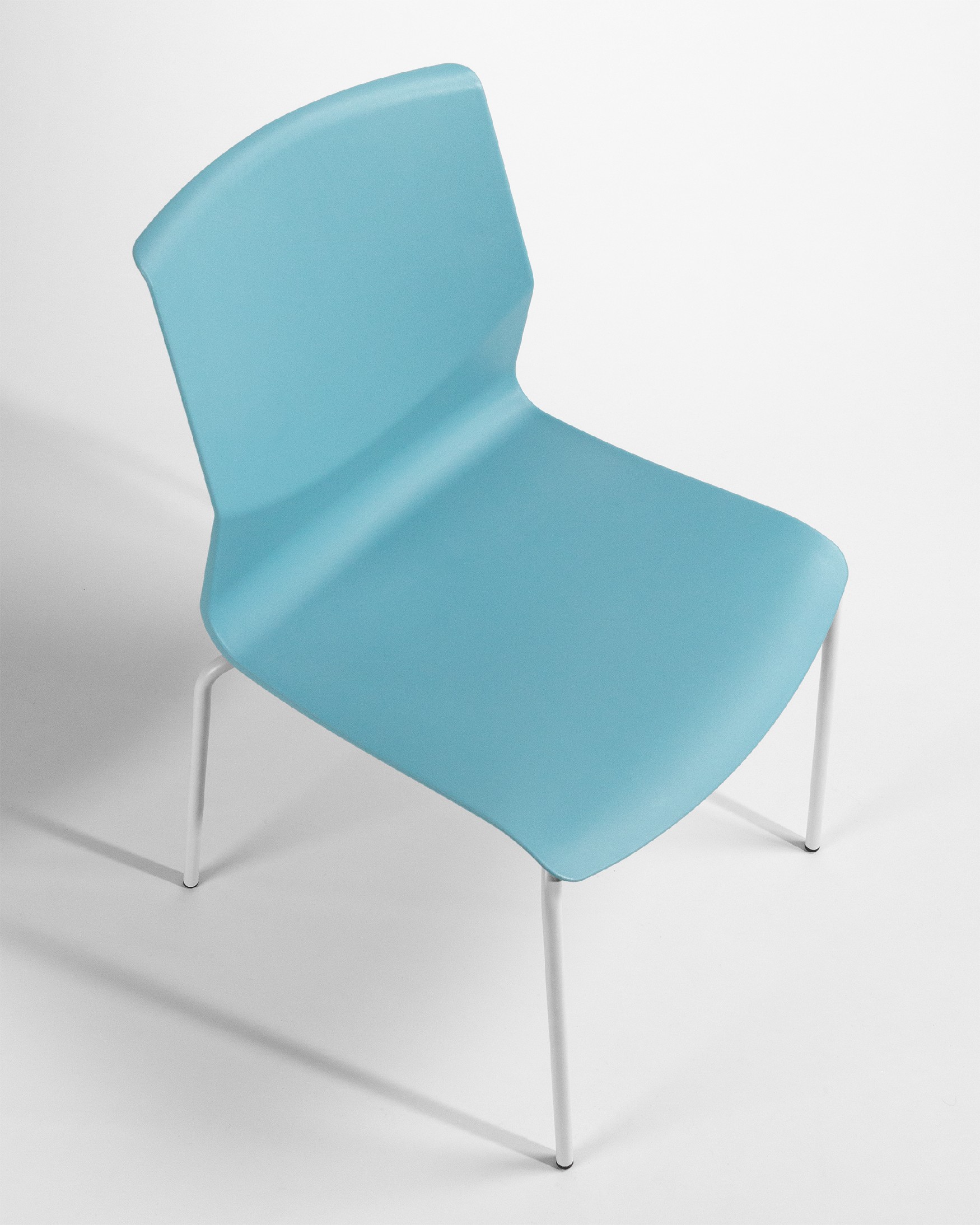 Silla Derby de polipropileno azul y patas metálicas blancas