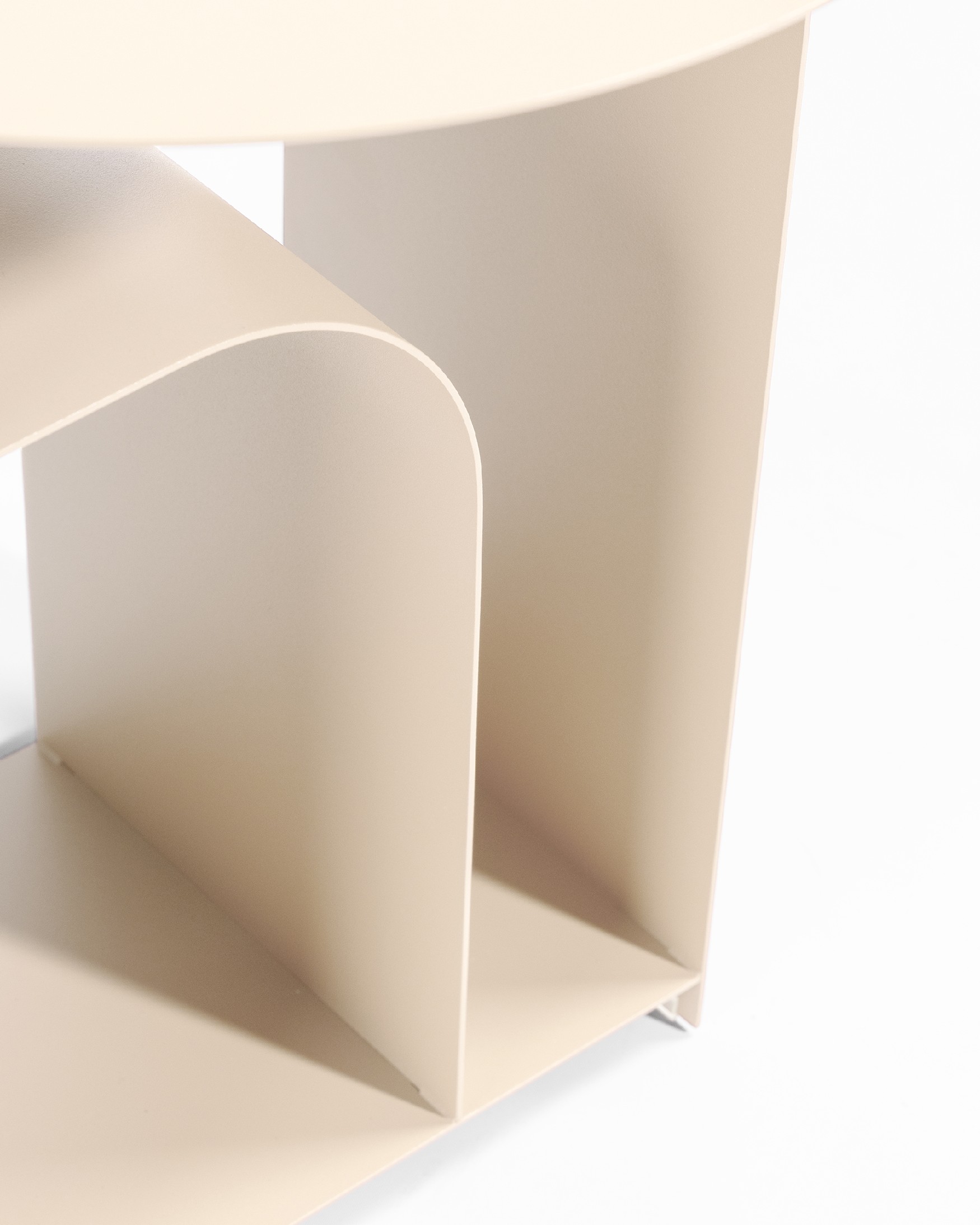 Table d'appoint ronde Dorian en métal laqué beige Ø 38 cm