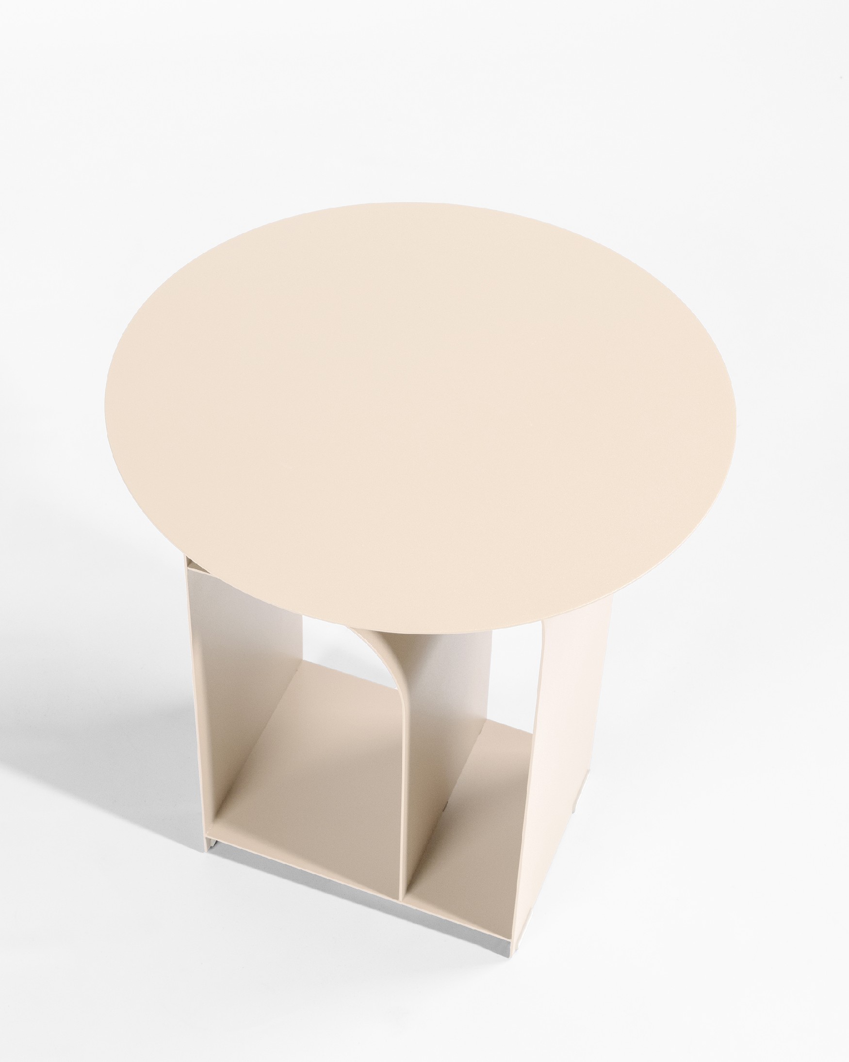 Table d'appoint ronde Dorian en métal laqué beige Ø 38 cm