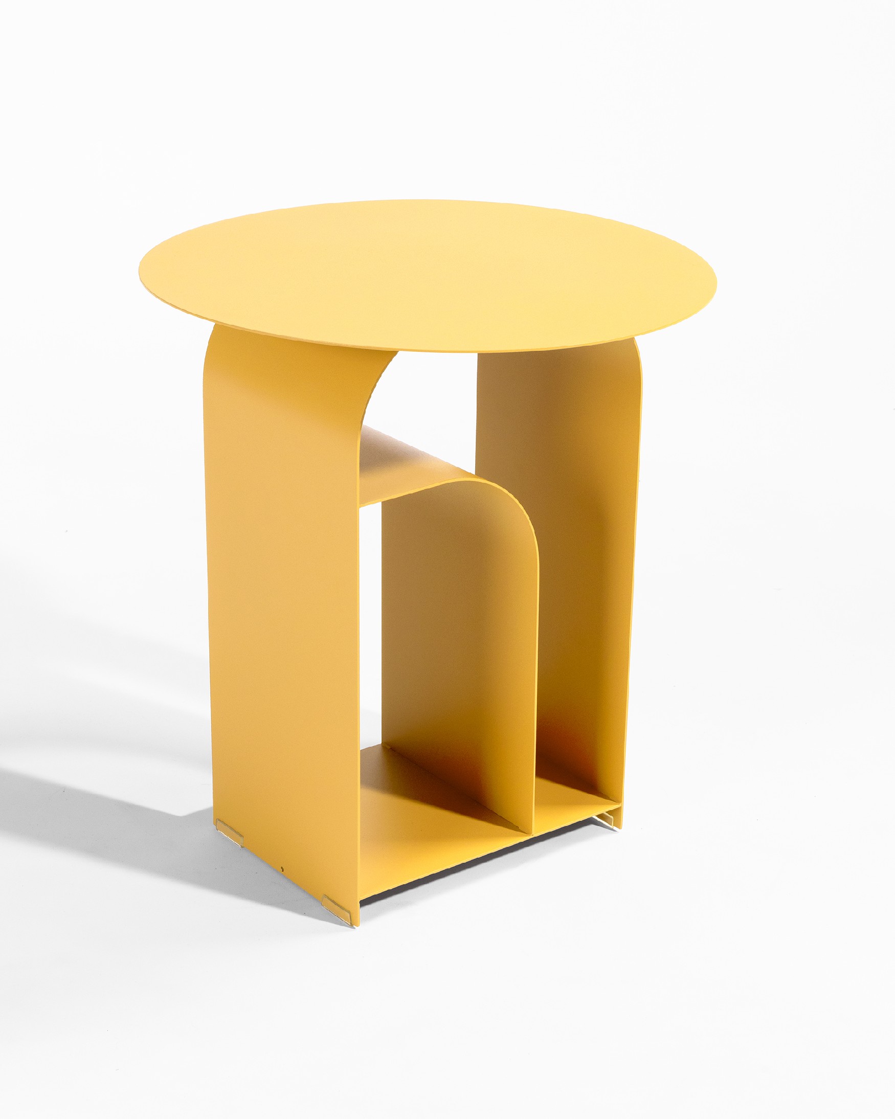 Table d'appoint ronde Dorian en métal laqué moutarde Ø 38 cm