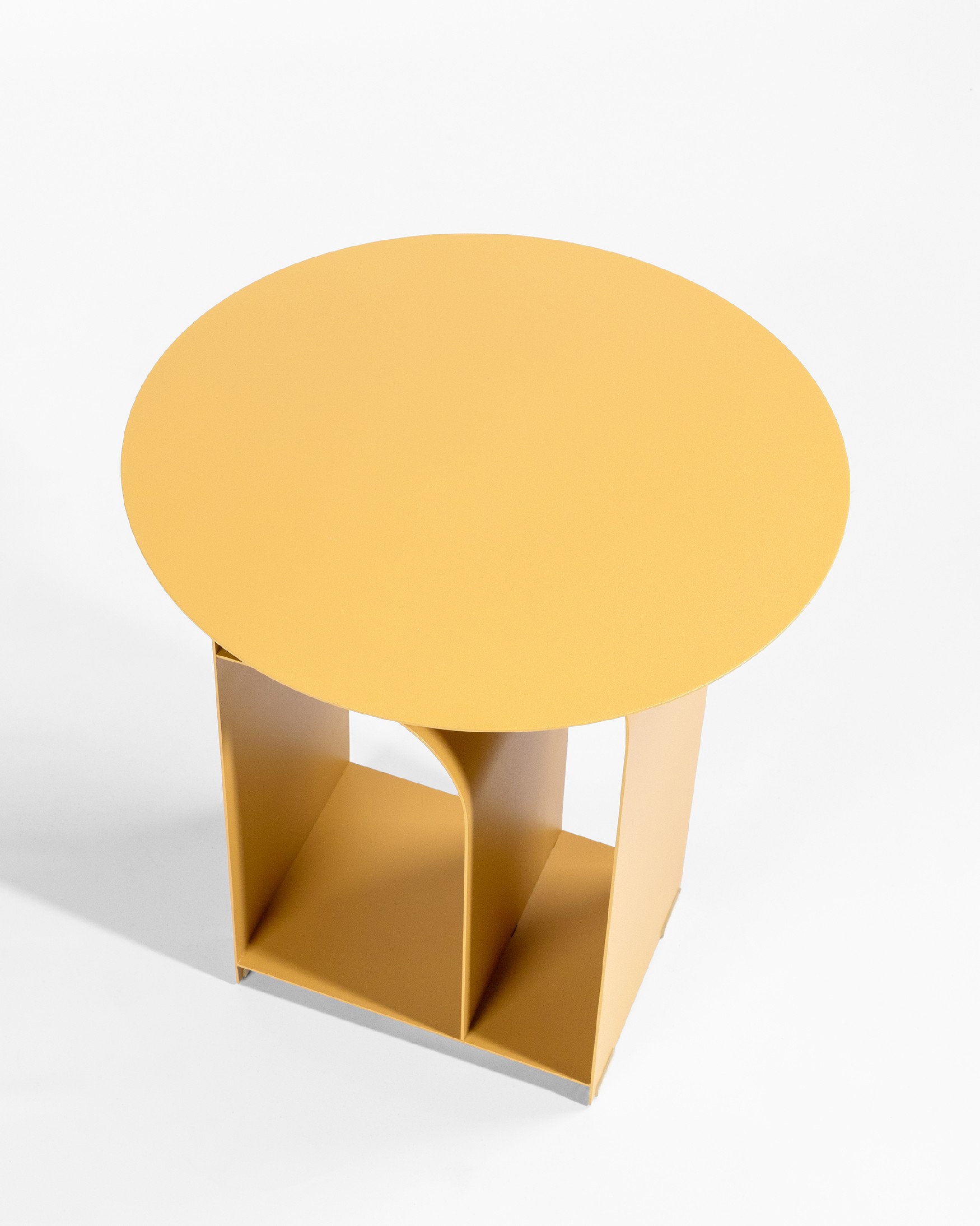 Table d'appoint ronde Dorian en métal laqué moutarde Ø 38 cm