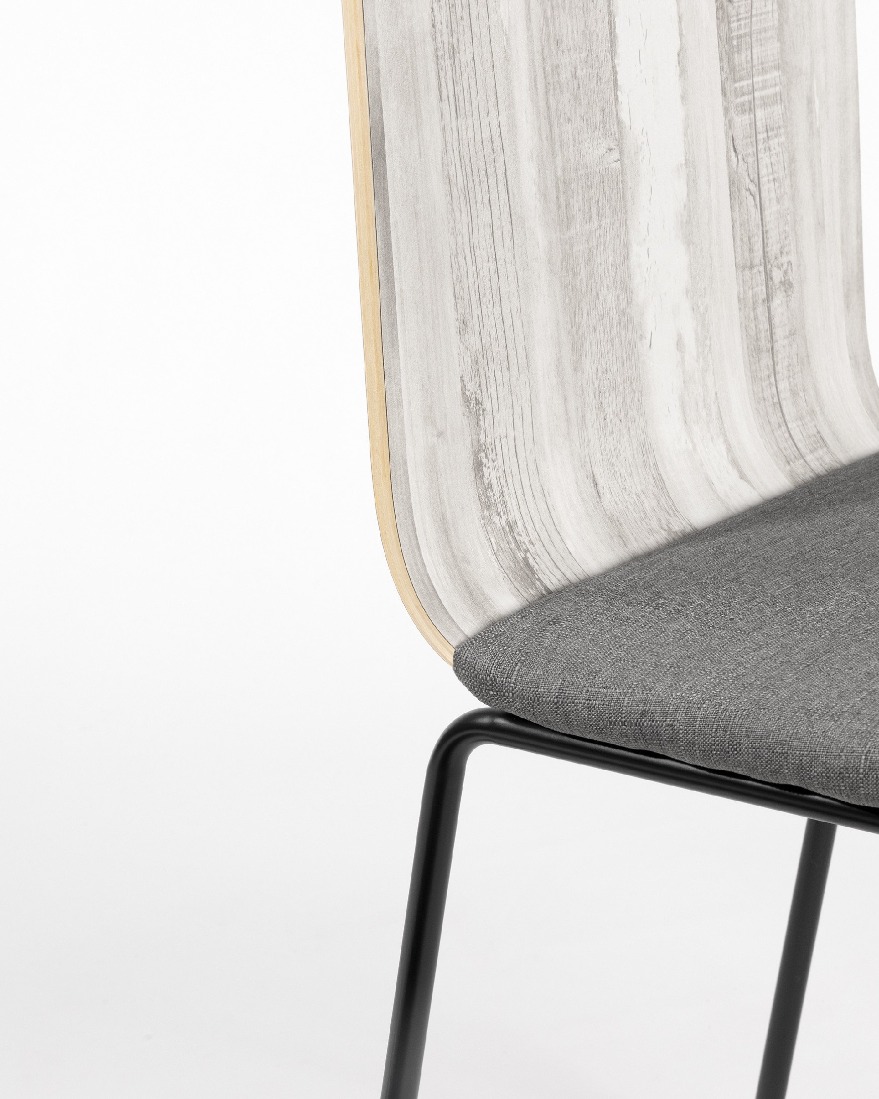 Dubai chair with gray upholstery, articulated backrest, and black metal legs