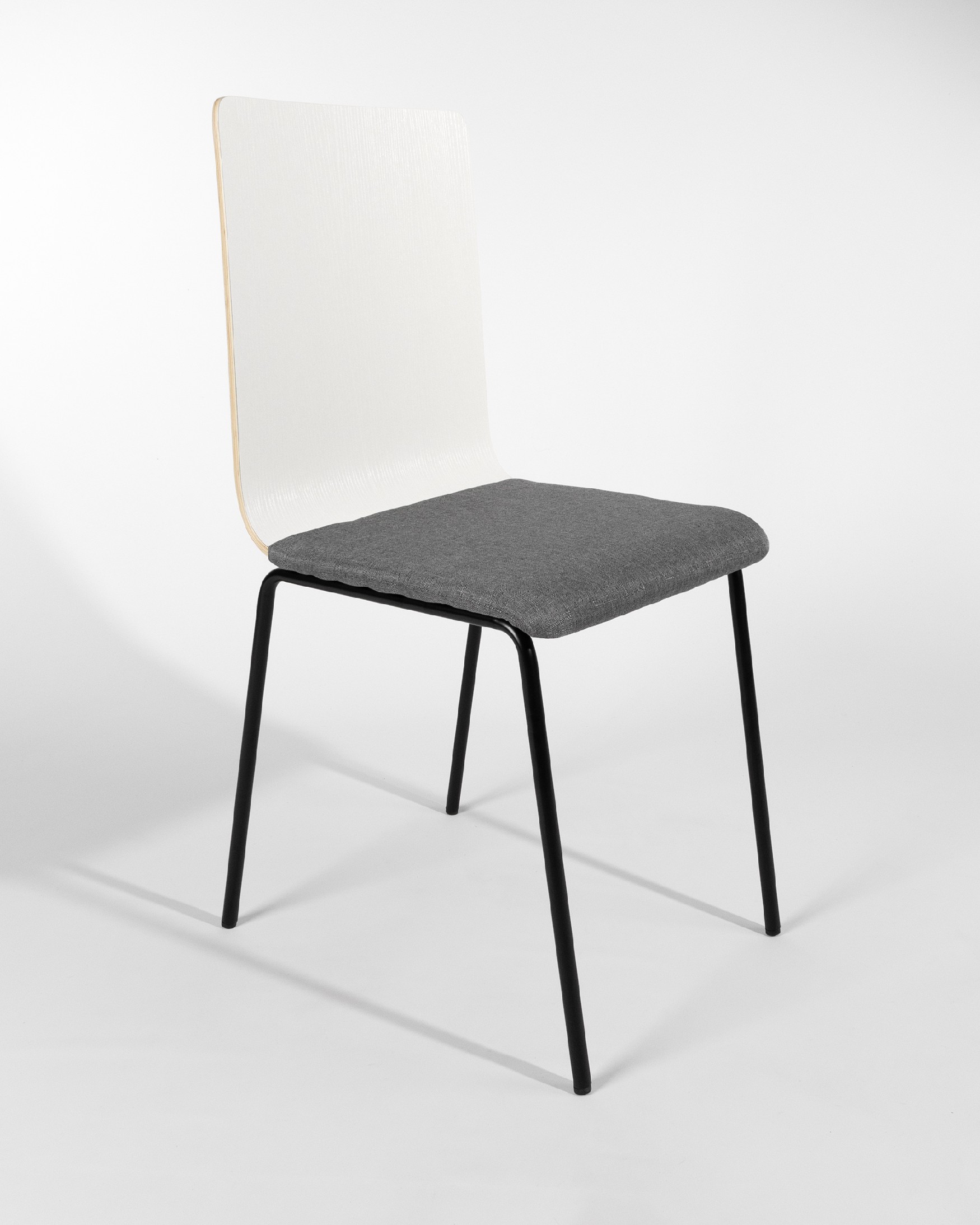 Silla Dubai con tapizado gris, respaldo soul blanco y patas metálicas negras