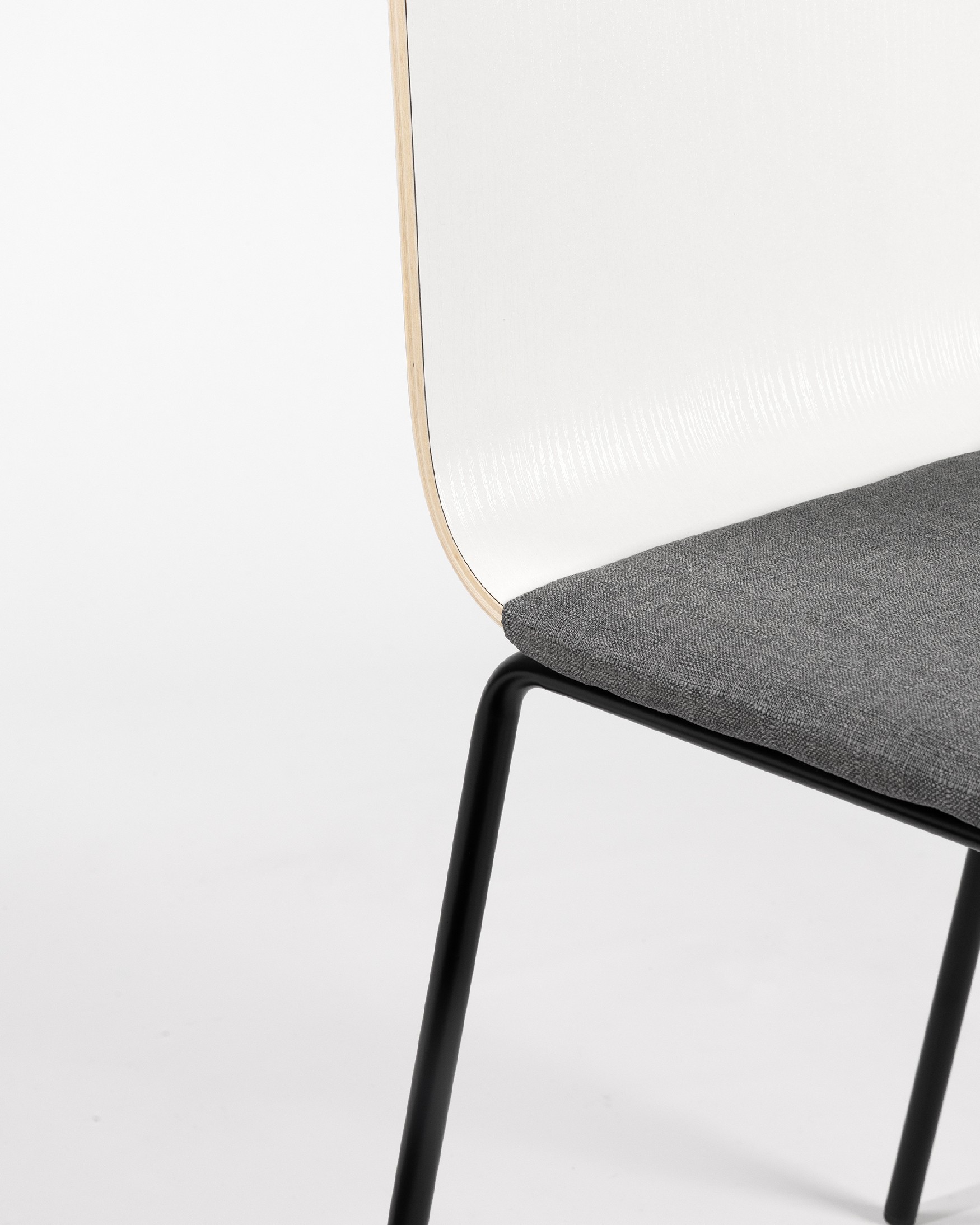 Silla Dubai con tapizado gris, respaldo soul blanco y patas metálicas negras