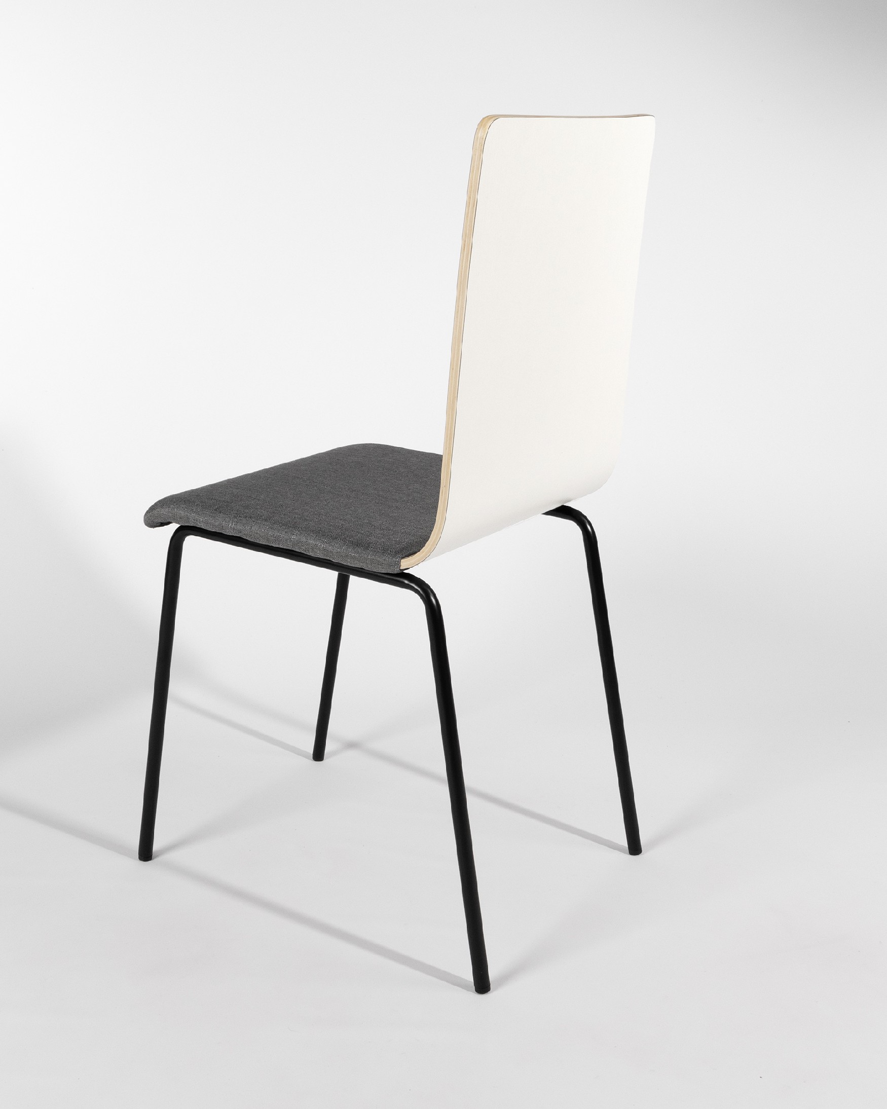 Silla Dubai con tapizado gris, respaldo soul blanco y patas metálicas negras