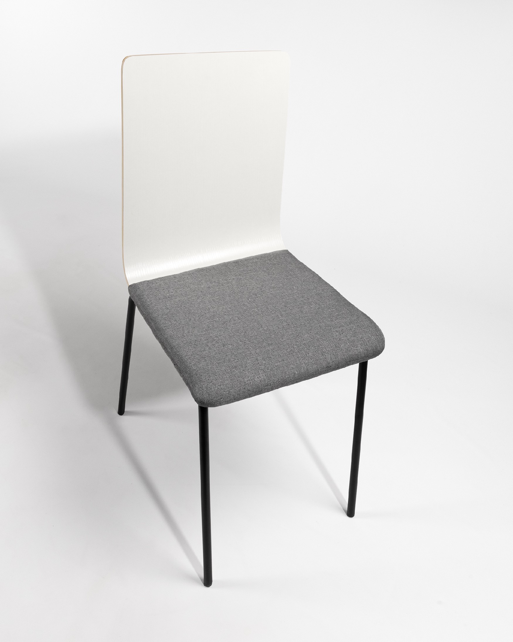 Silla Dubai con tapizado gris, respaldo soul blanco y patas metálicas negras