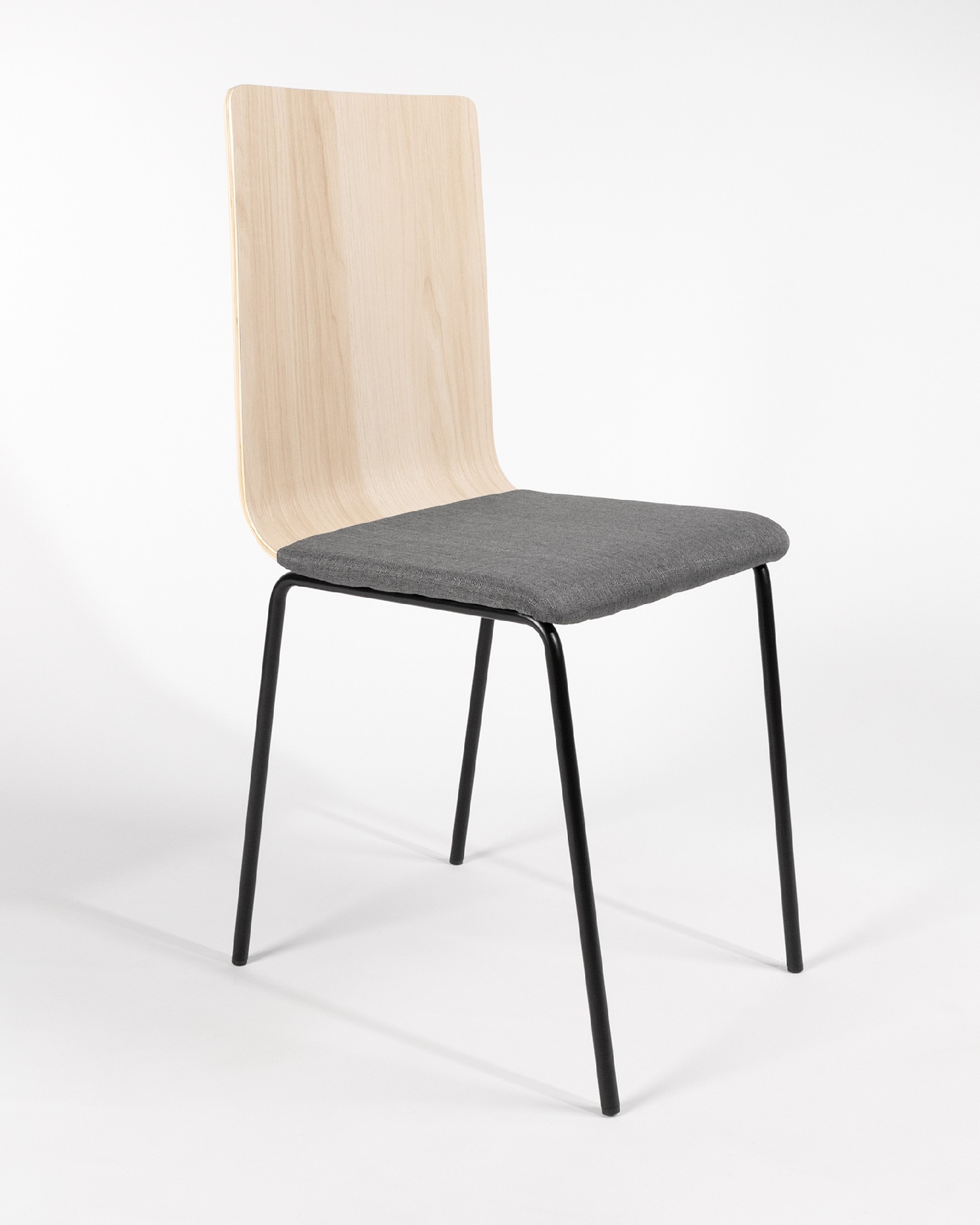 Silla Dubai con tapizado gris, respaldo alpin y patas metálicas negras