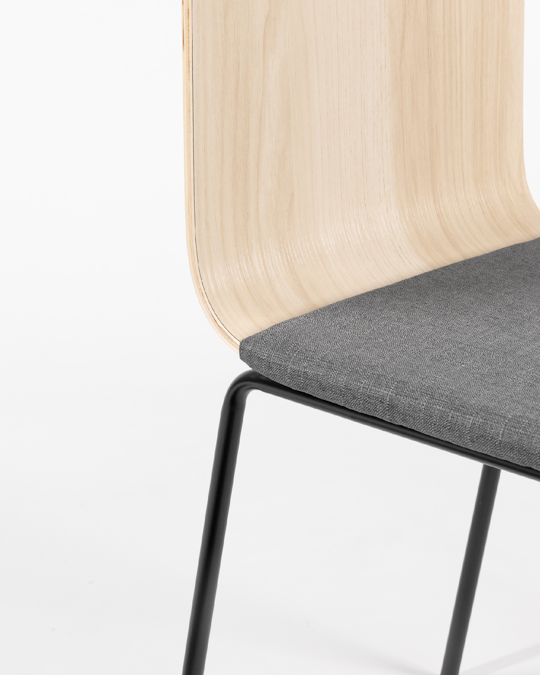 Silla Dubai con tapizado gris, respaldo alpin y patas metálicas negras