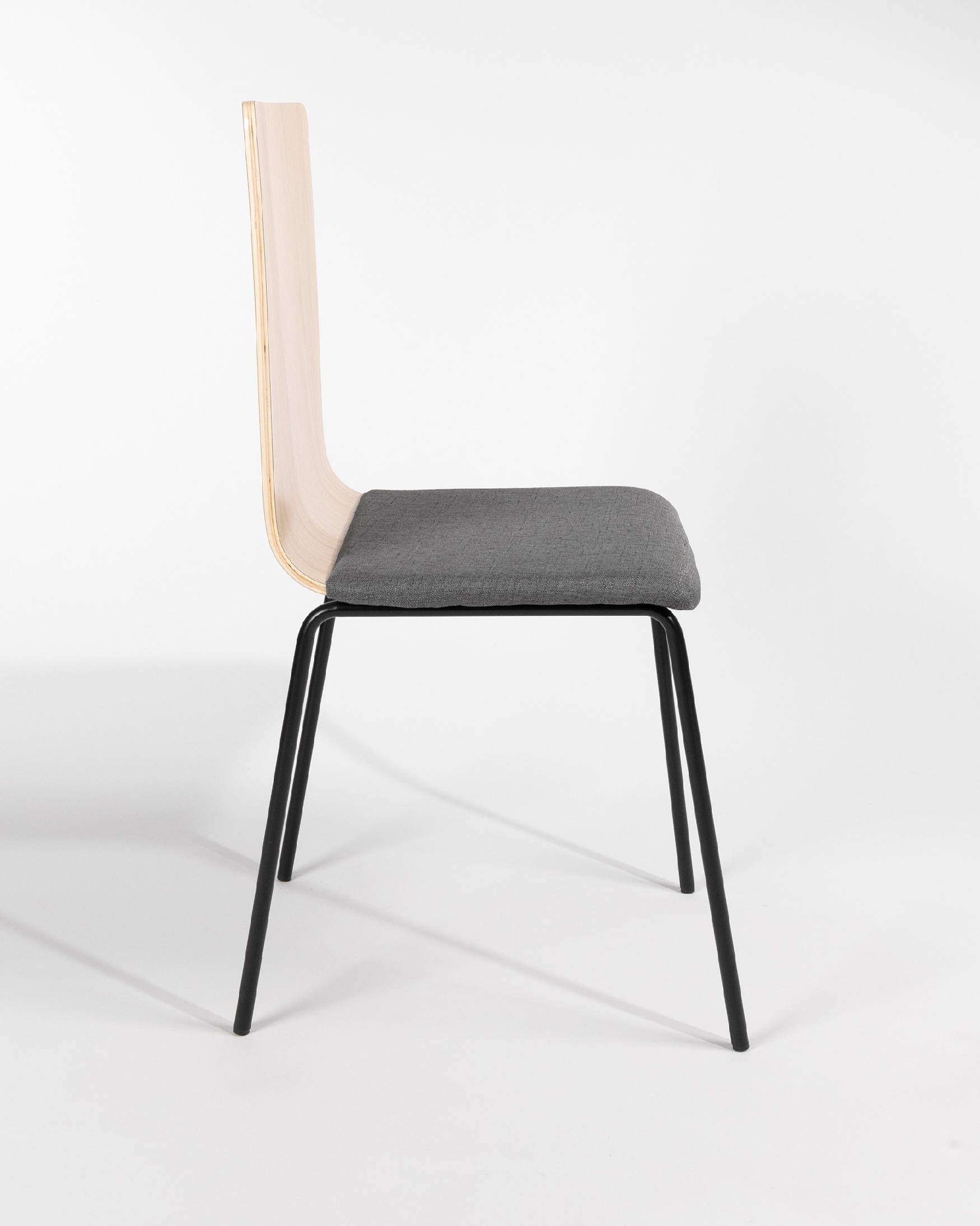 Silla Dubai con tapizado gris, respaldo alpin y patas metálicas negras