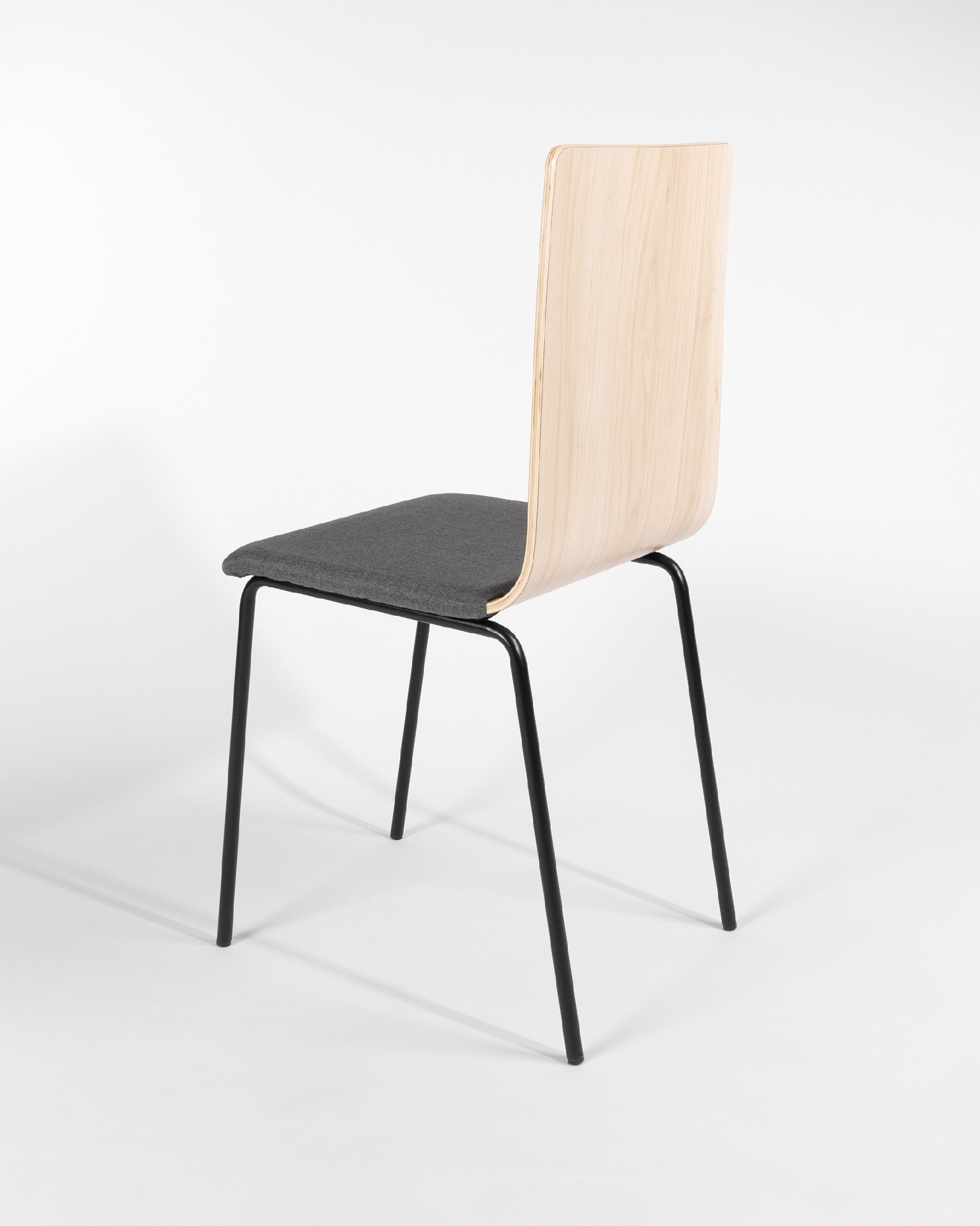 Silla Dubai con tapizado gris, respaldo alpin y patas metálicas negras