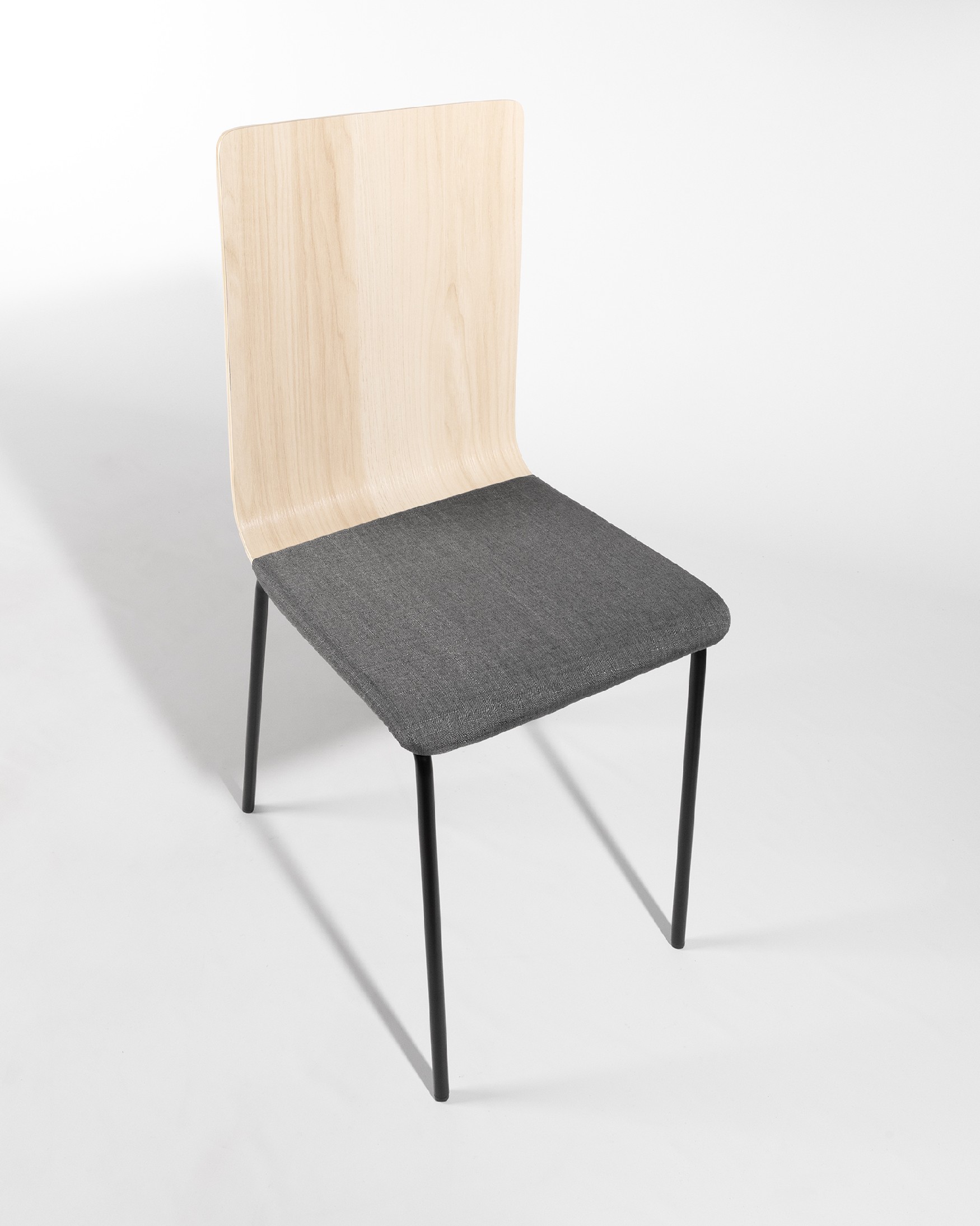 Silla Dubai con tapizado gris, respaldo alpin y patas metálicas negras