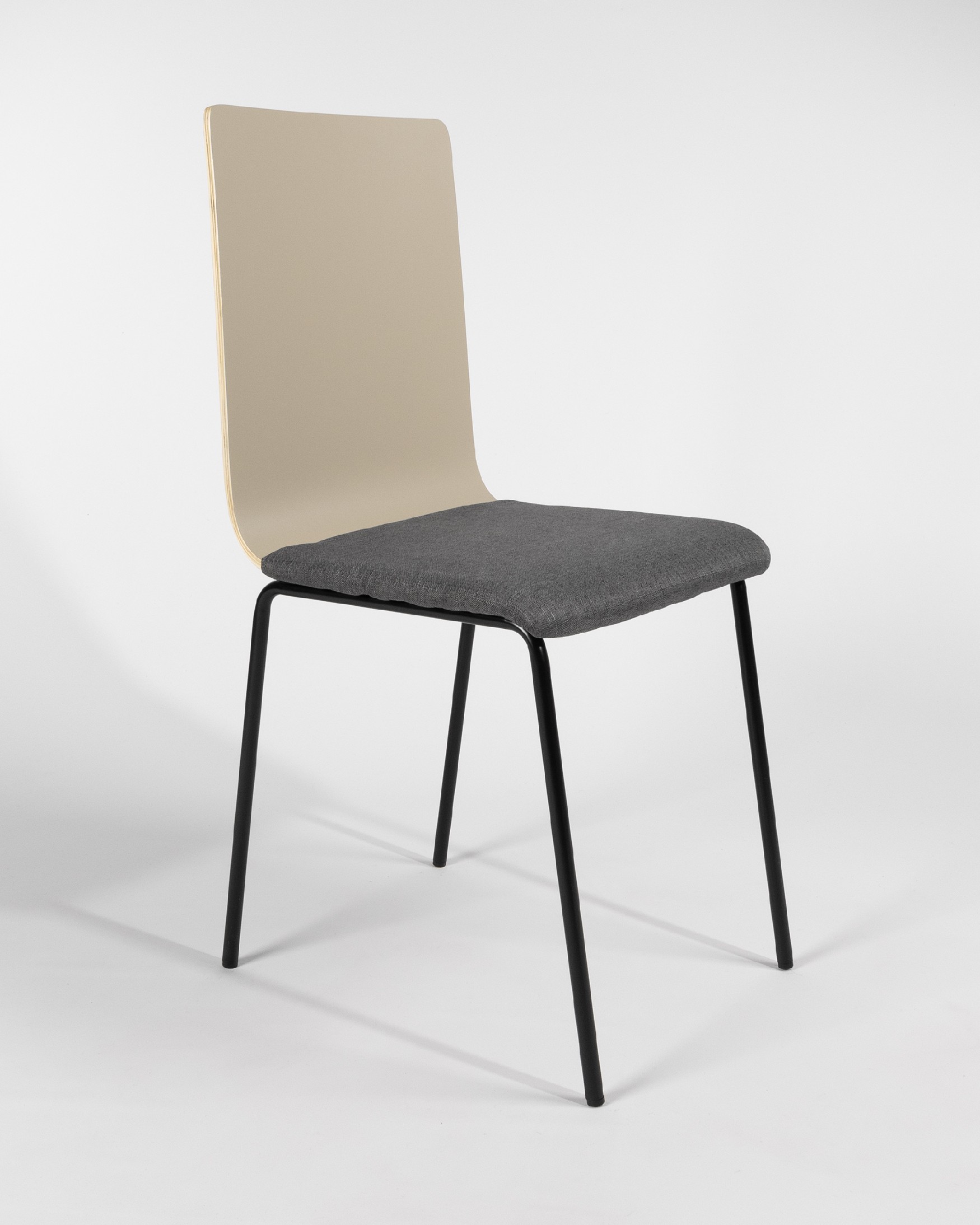 Silla Dubai con tapizado gris, respaldo perla y patas metálicas negras