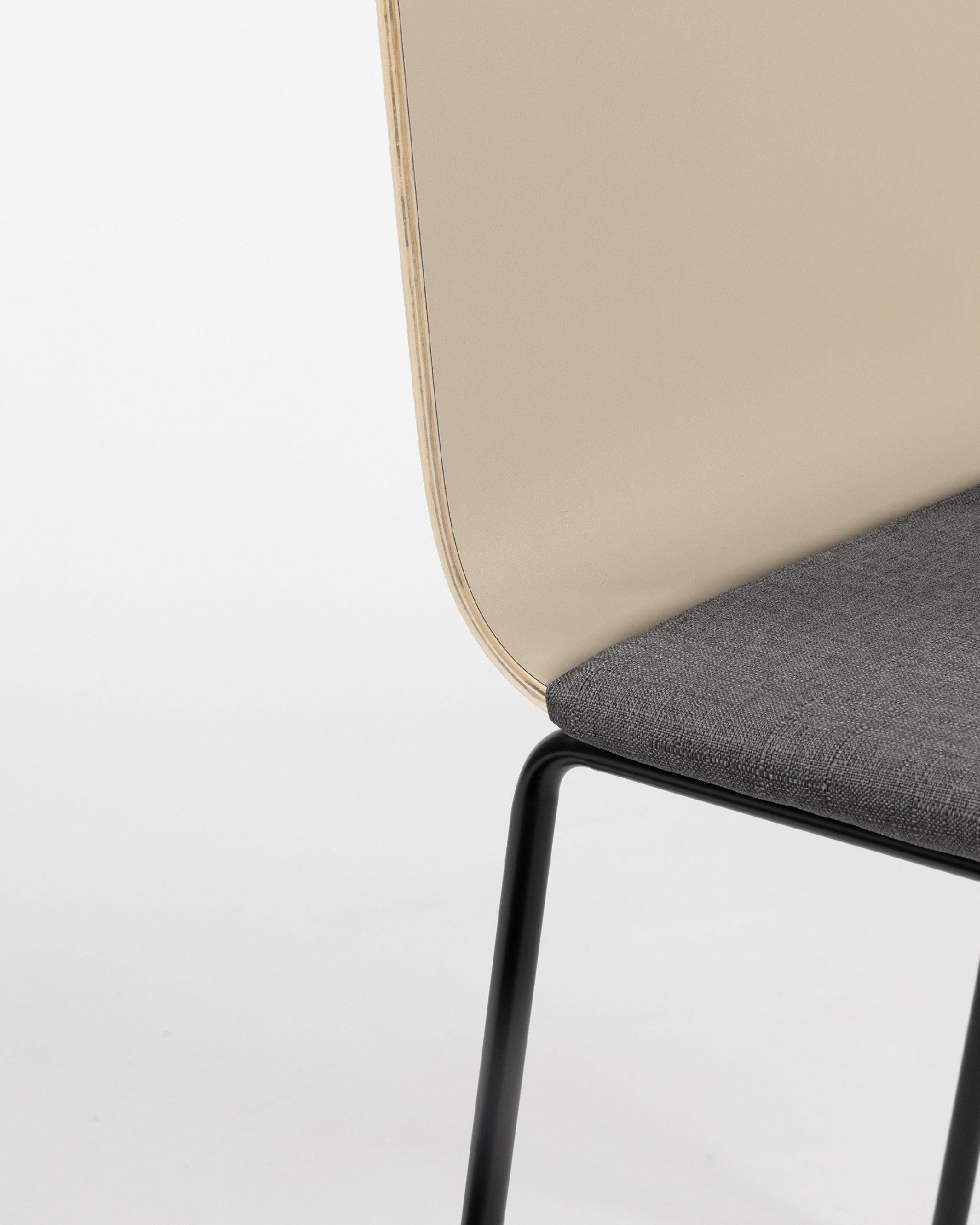 Silla Dubai con tapizado gris, respaldo perla y patas metálicas negras
