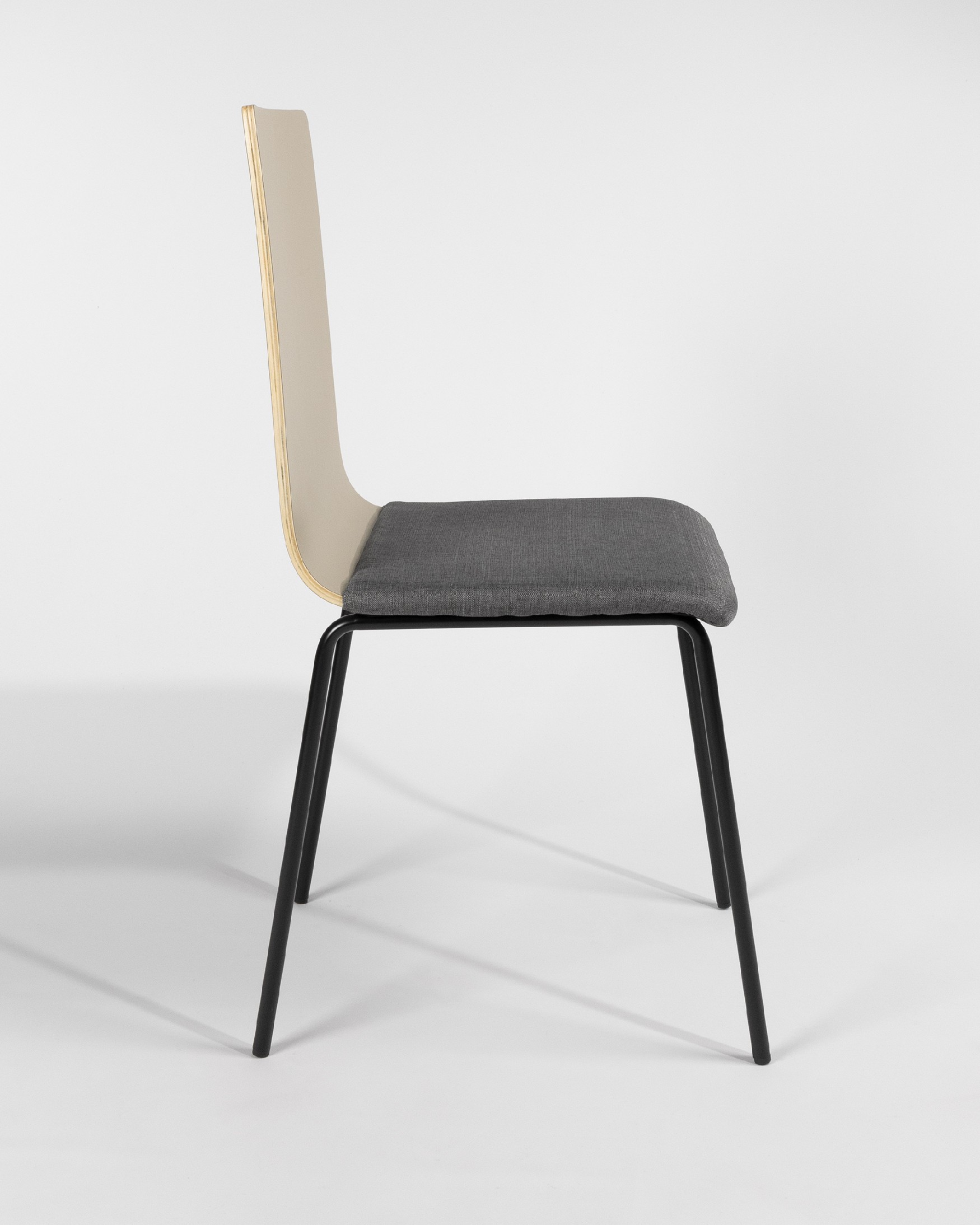 Silla Dubai con tapizado gris, respaldo perla y patas metálicas negras